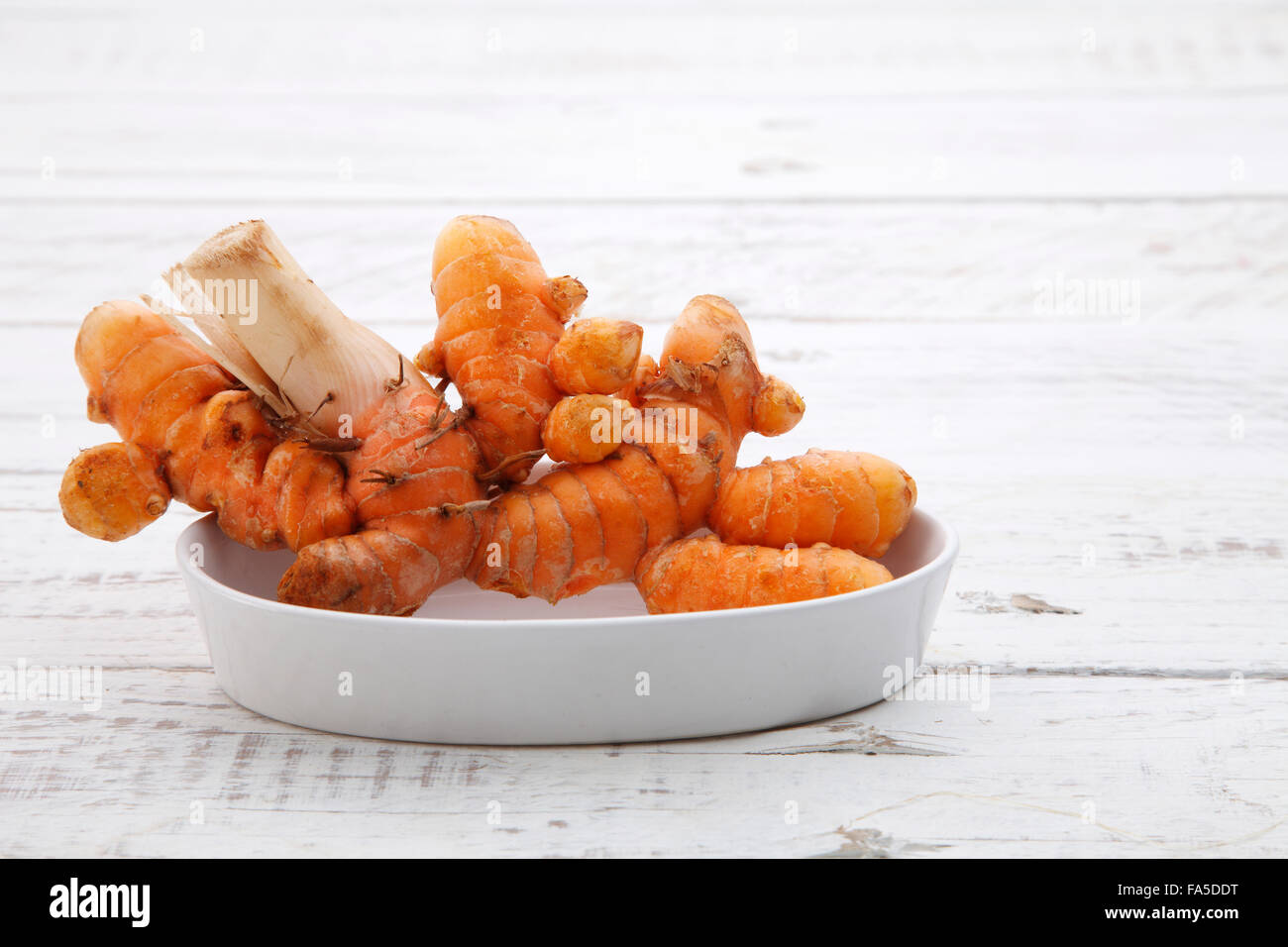 Kurkuma in weißen Hintergrund isoliert Stockfoto