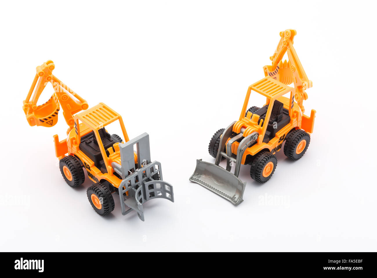 Orange Traktor Spielzeug Bau auf weißem Hintergrund Stockfoto