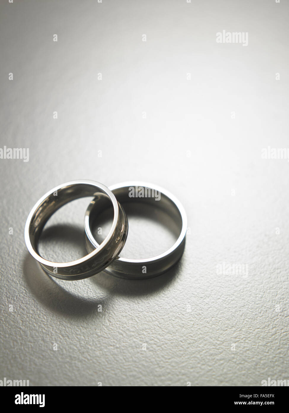 zwei Ringe auf den grauen Hintergrund Stockfoto