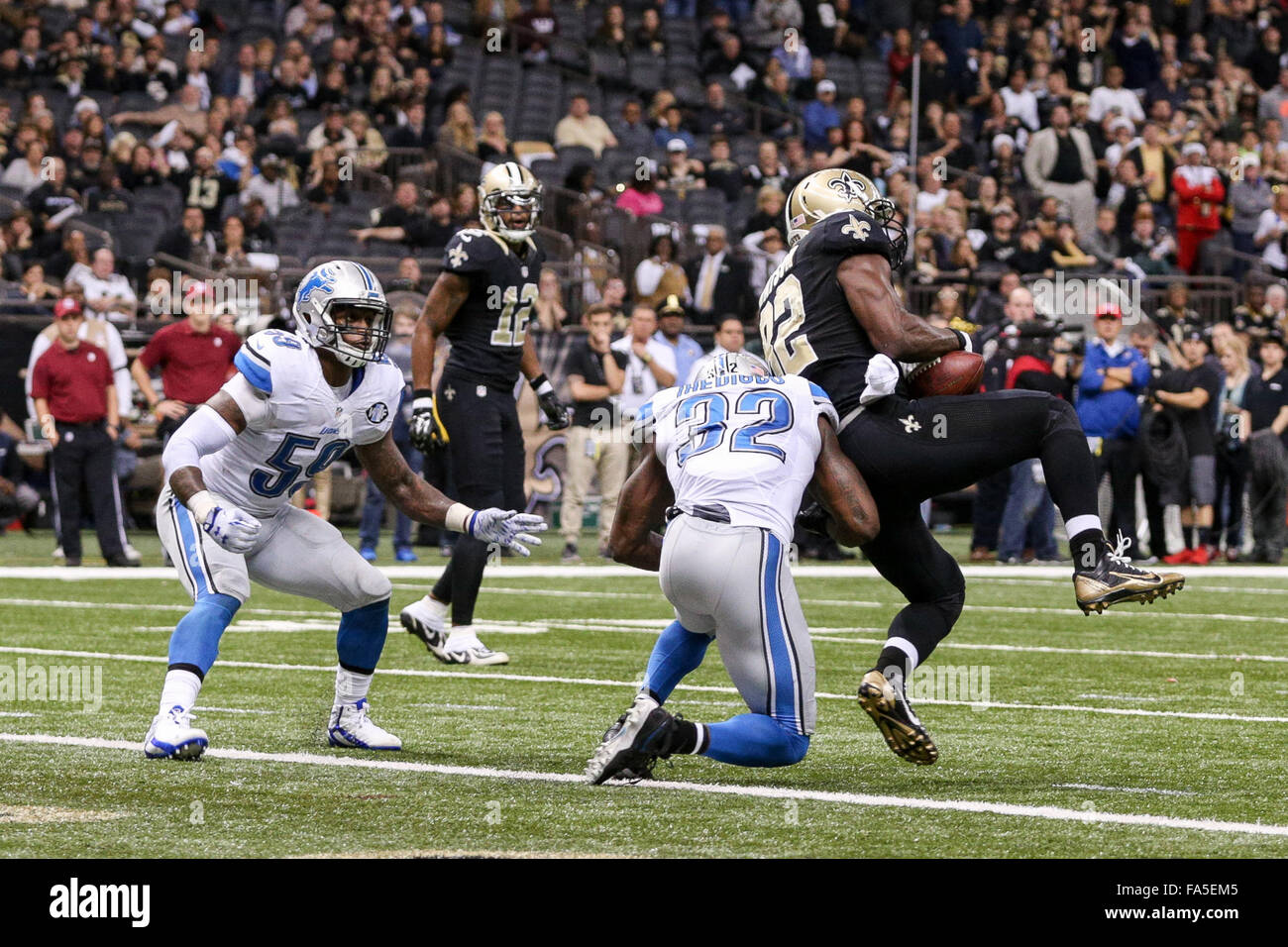 New Orleans, Louisiana, USA. 21. Dezember 2015. New Orleans Saints-Tight-End Benjamin Watson (82) fällt einen Pass an der 1 Yard-Linie während des Spiels zwischen den New Orleans Saints und den Detroit Lions im Mercedes-Benz Superdome in New Orleans, Louisiana Detroit Lions besiegten die New Orleans Saints 35-27. Stephen Lew/CSM Credit: Cal Sport Media/Alamy Live-Nachrichten Stockfoto