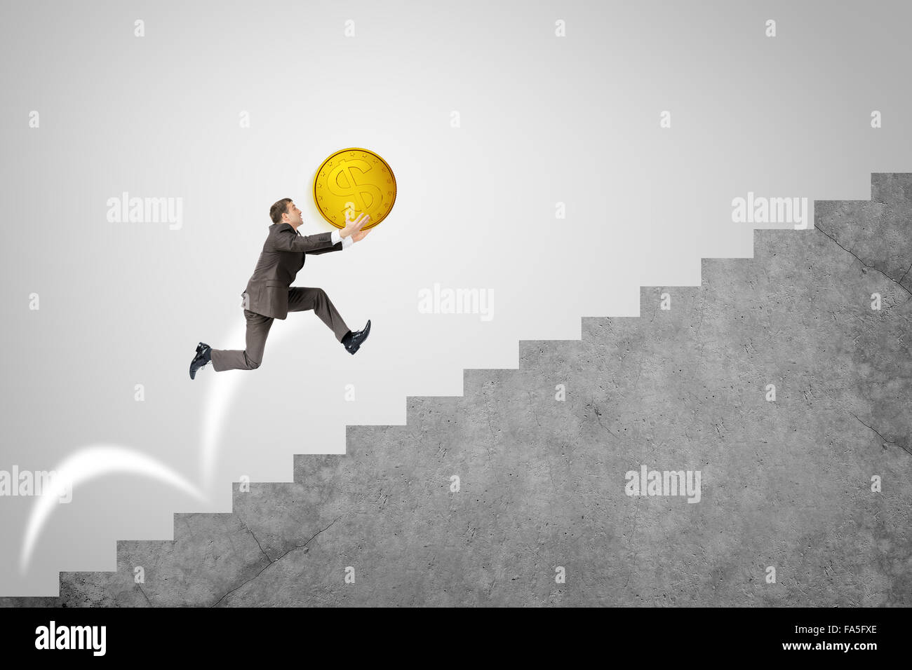 Geschäftsmann, die große Münze halten Treppe hinauf laufen Stockfoto