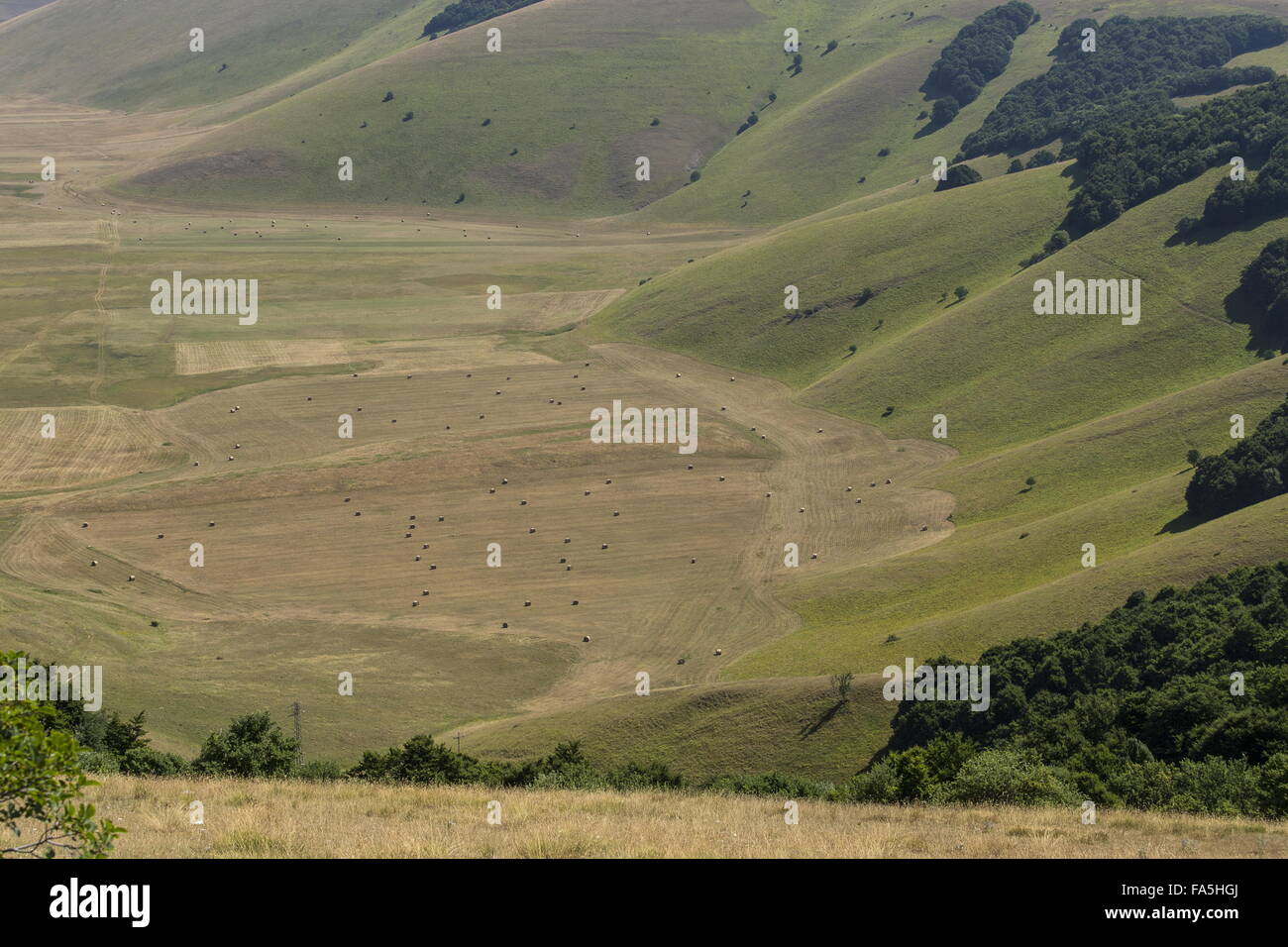 Das Piano Grande nach der Heuernte, im Nationalpark der Monti Sibillini, Umbrien, Italien Stockfoto