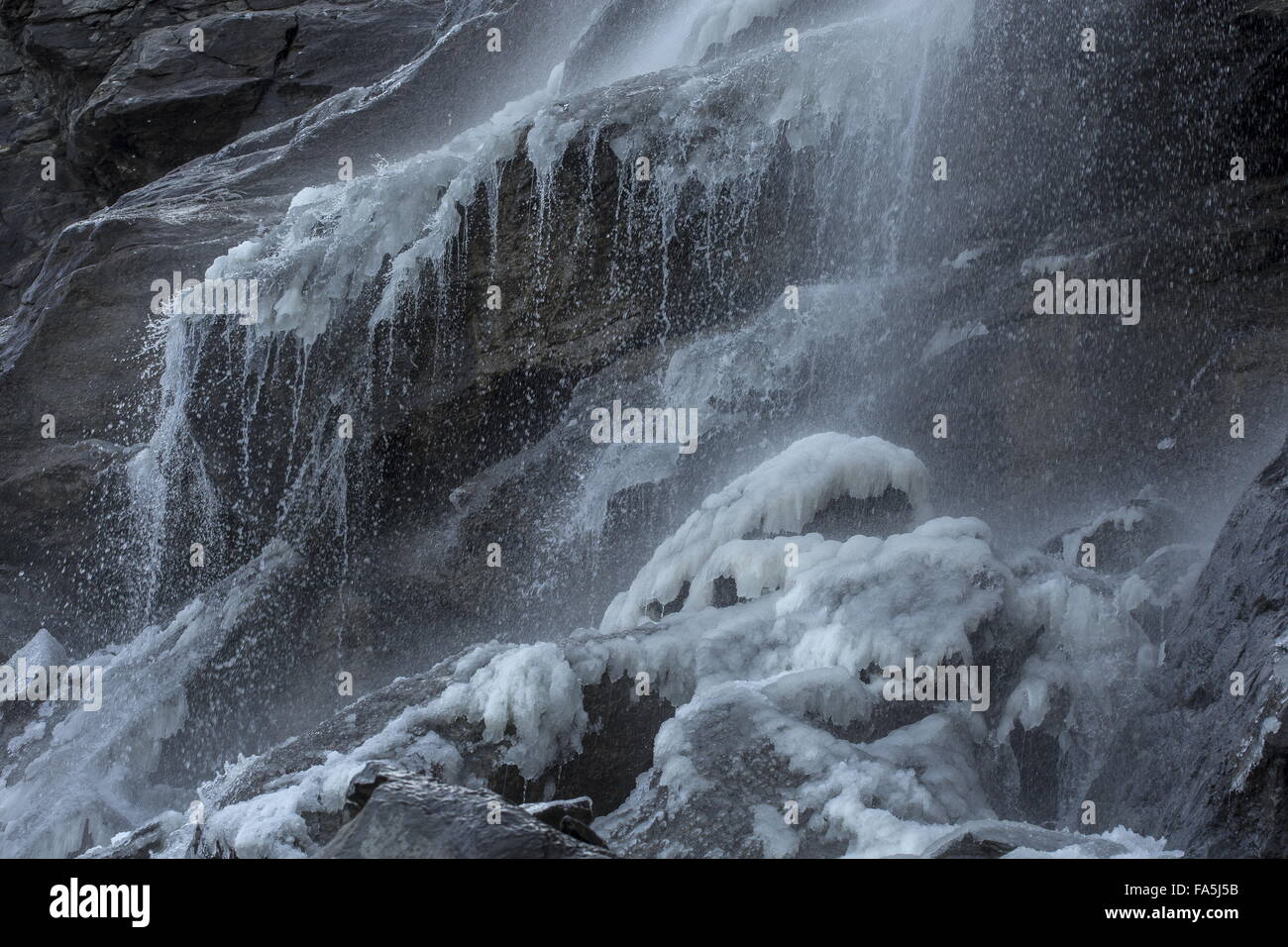 Wasserfall auf ca. 3000m an den italienischen hängen des Matterhorns einfrieren. Stockfoto