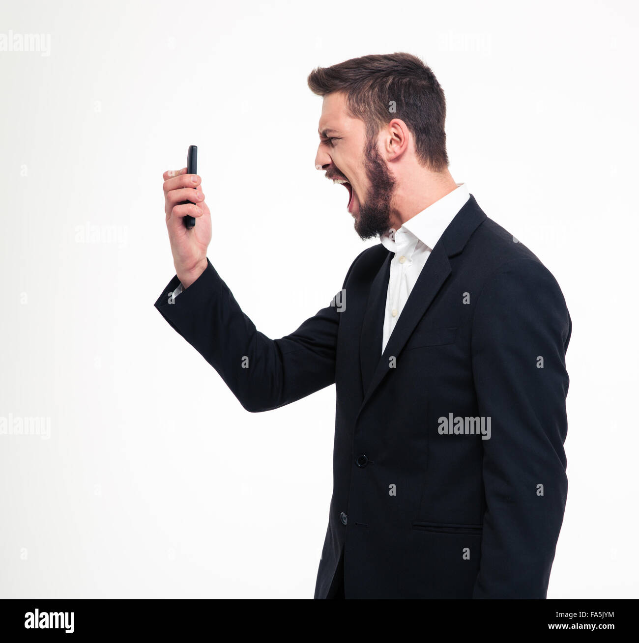 Porträt eines jungen wütend Geschäftsmann schreiend auf Smartphone isoliert auf weißem Hintergrund Stockfoto