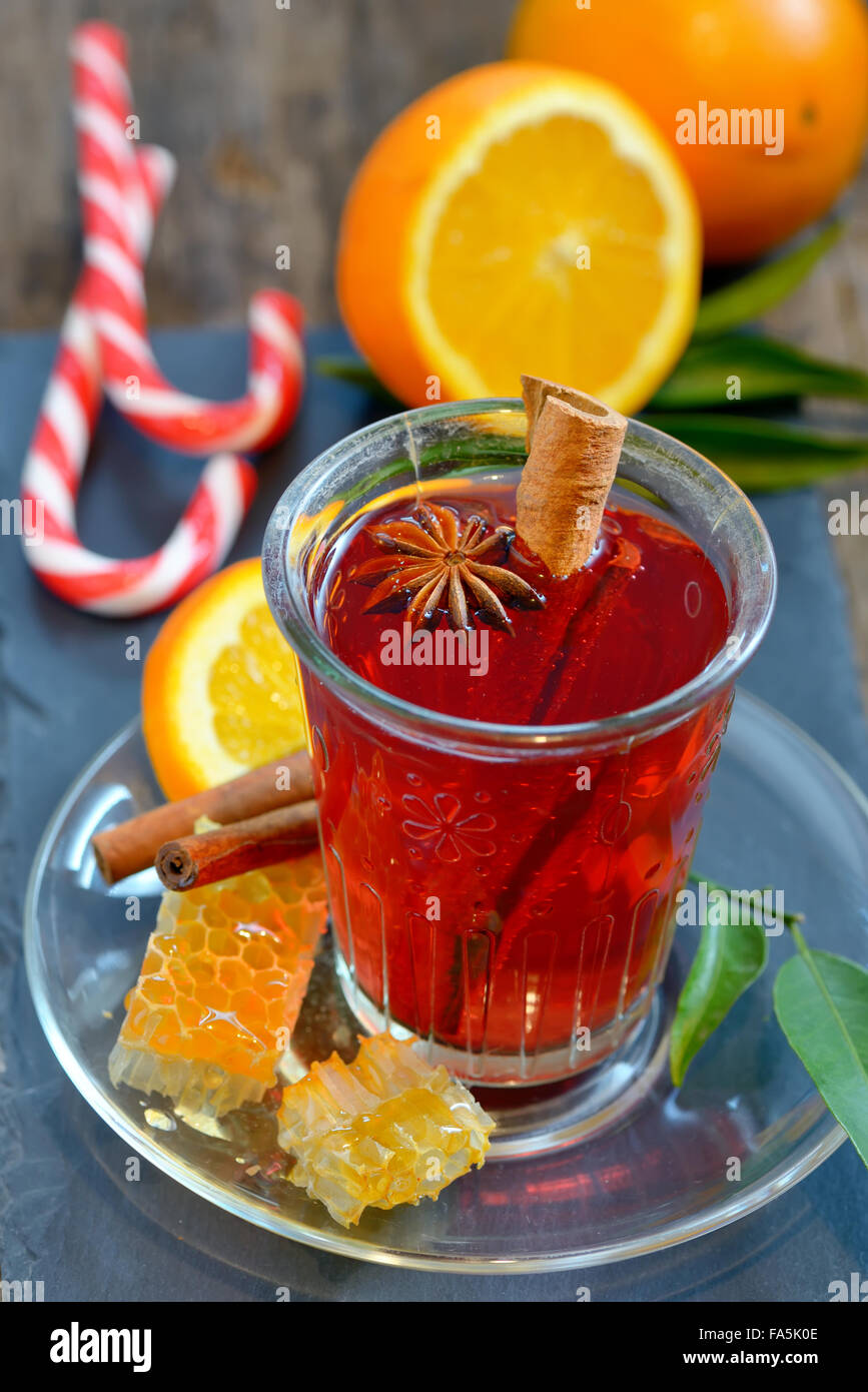 Tasse Tee mit Honig, Clementine und Zimt Stockfoto