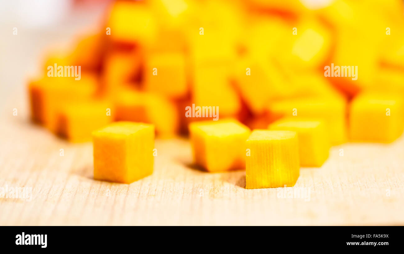 Bio Kürbis geschnitten close-up auf einem Holzbrett Stockfoto