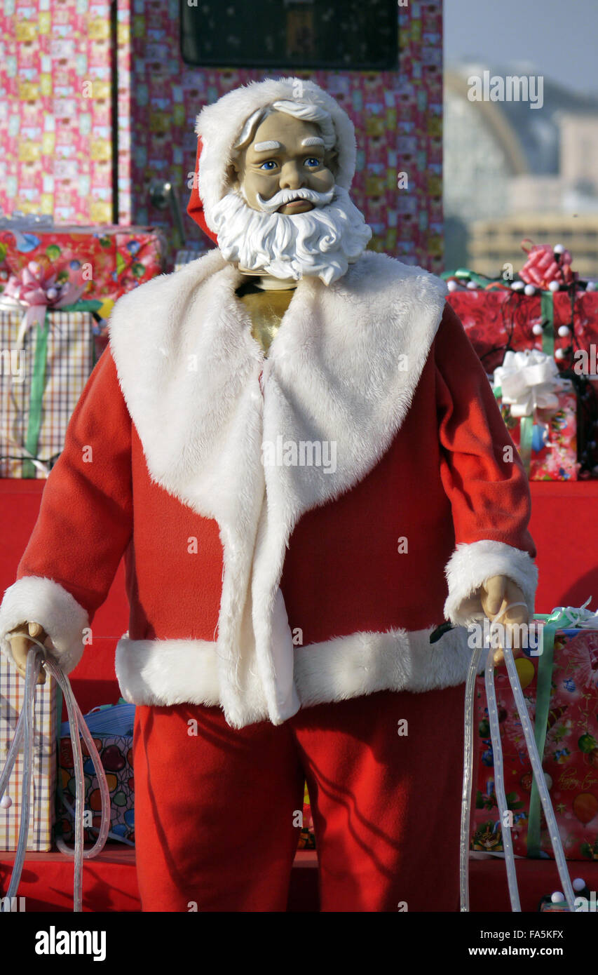 Ein Männlein Weihnachtsmann auf seinem Schlitten mit einem Stirnrunzeln besorgt ängstlich sucht Ausdruck im Freien im Bild Stockfoto