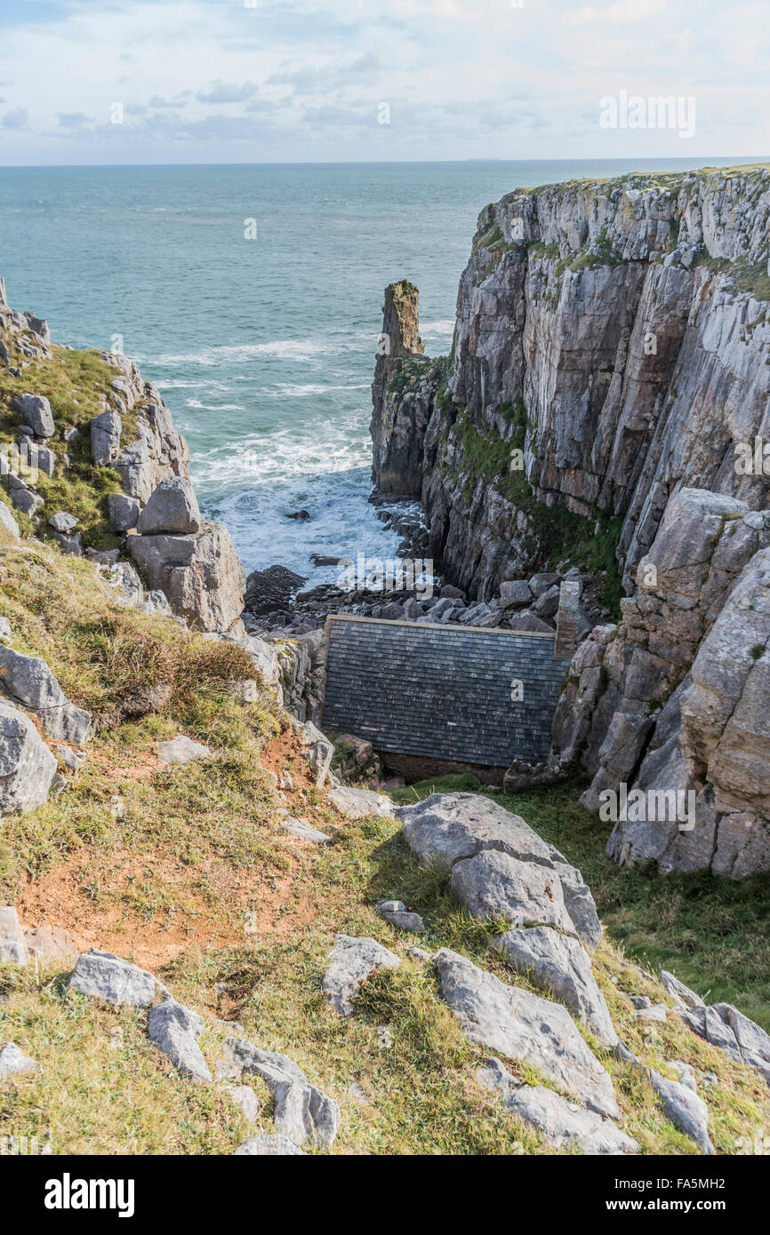 St. Govan Kapelle befindet sich eine Kapelle befindet sich am St. Govan Kopf, Pembrokeshire im Südwesten von Wales. Stockfoto