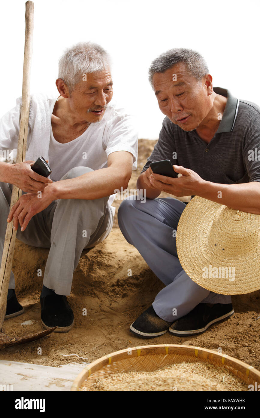 Bauer war auf dem Boden sitzen und plaudern. Stockfoto