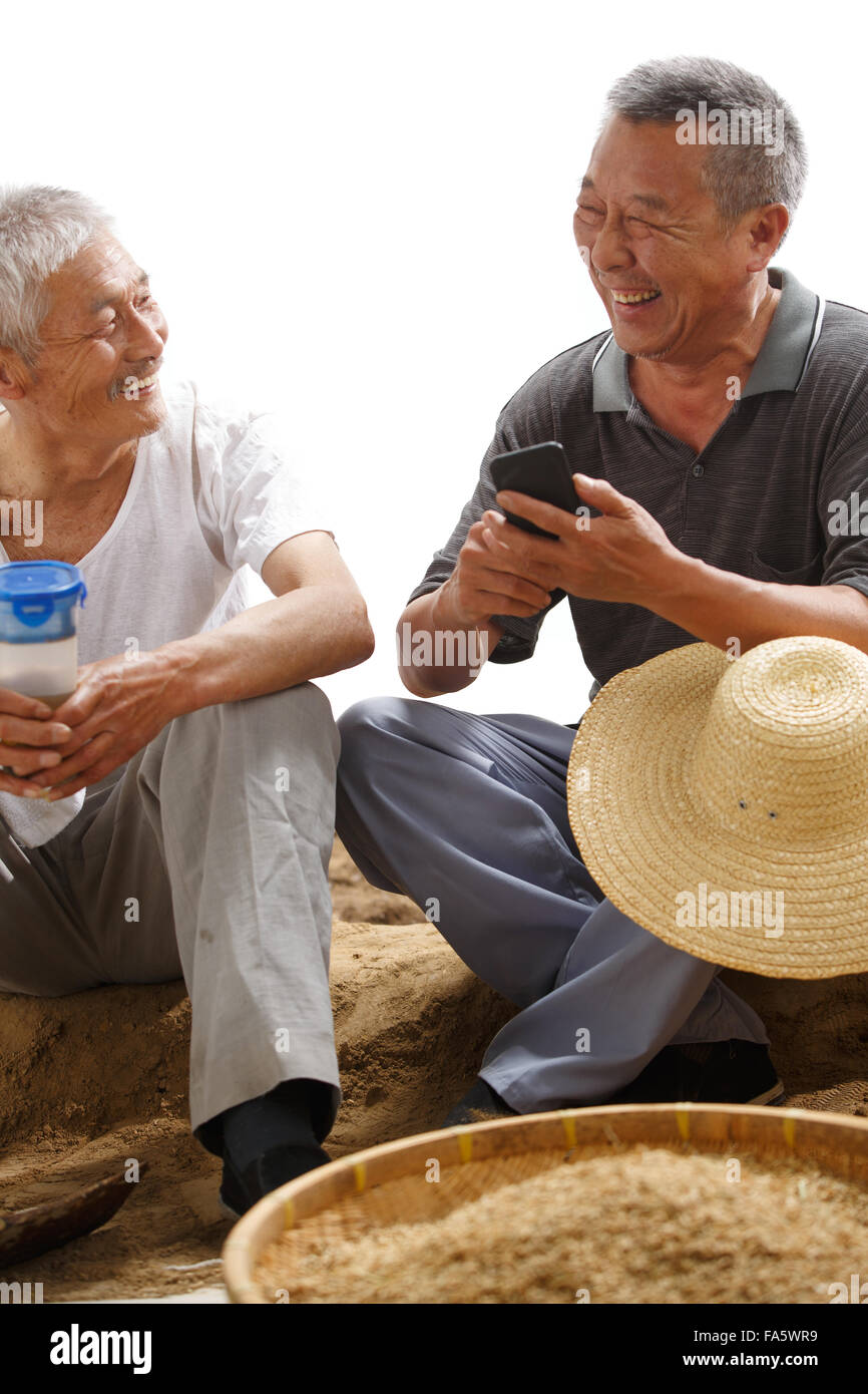 Der Bauer war auf dem Boden sitzen und chatten. Stockfoto