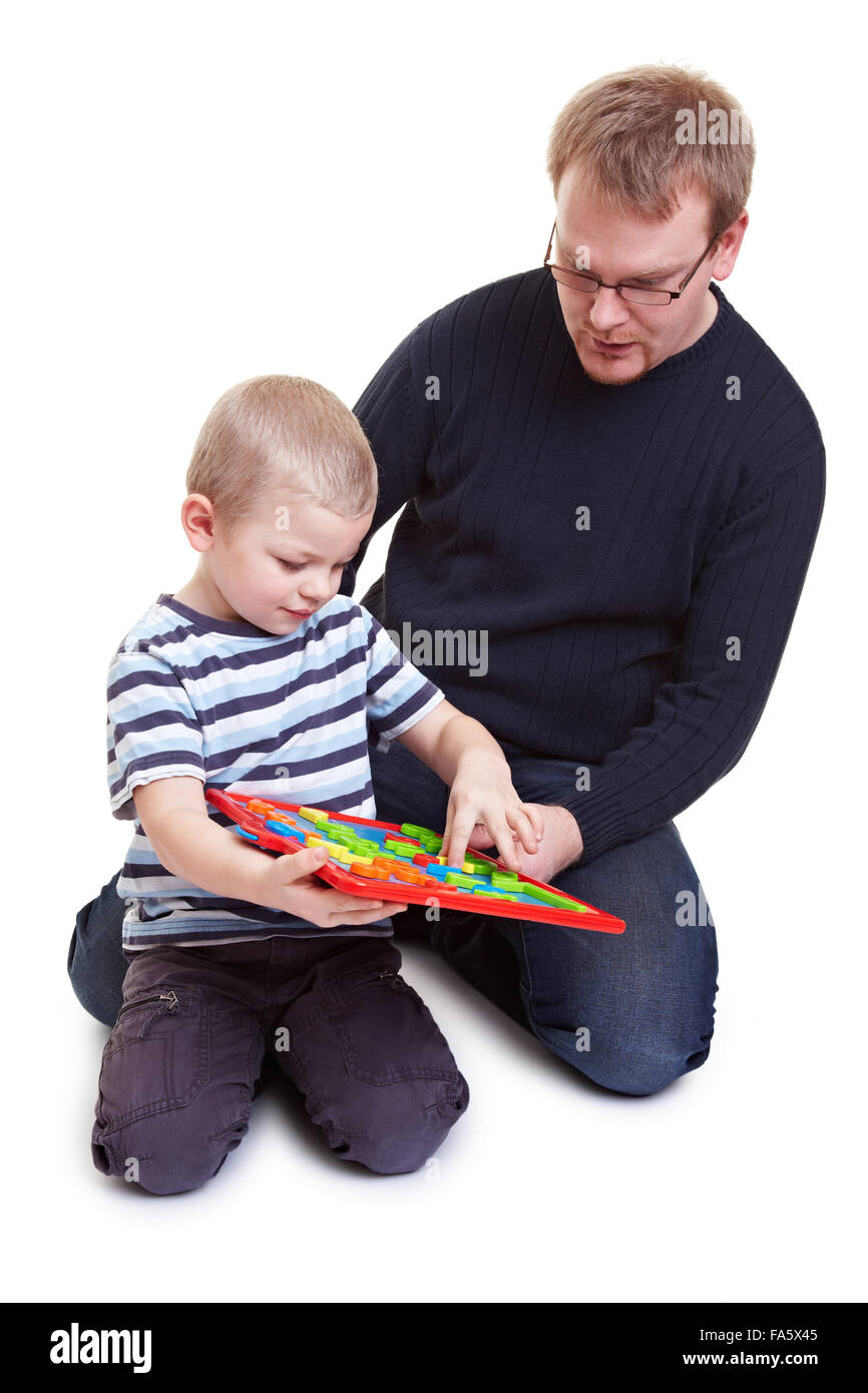Mann und der junge spielt mit einer Magnettafel Stockfoto