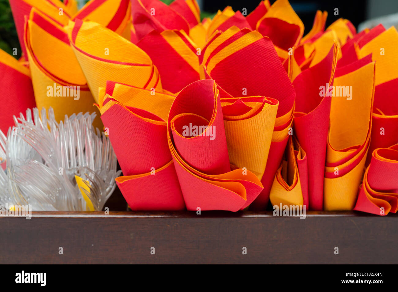 Papierservietten mit rot und orange Kunststoff-Gabeln Stockfoto