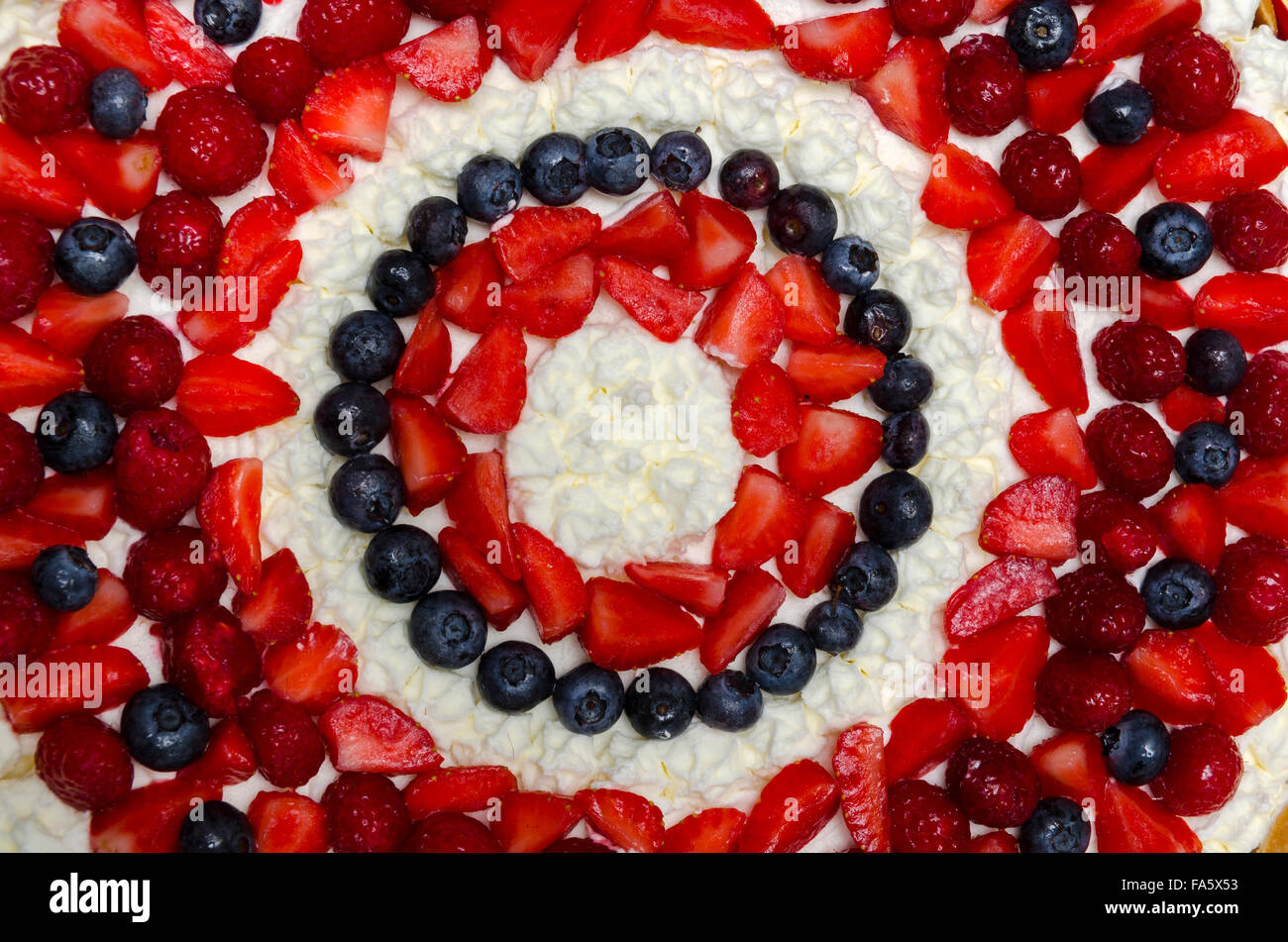 Kuchen mit Sahne und Beeren Dekorationen Stockfoto