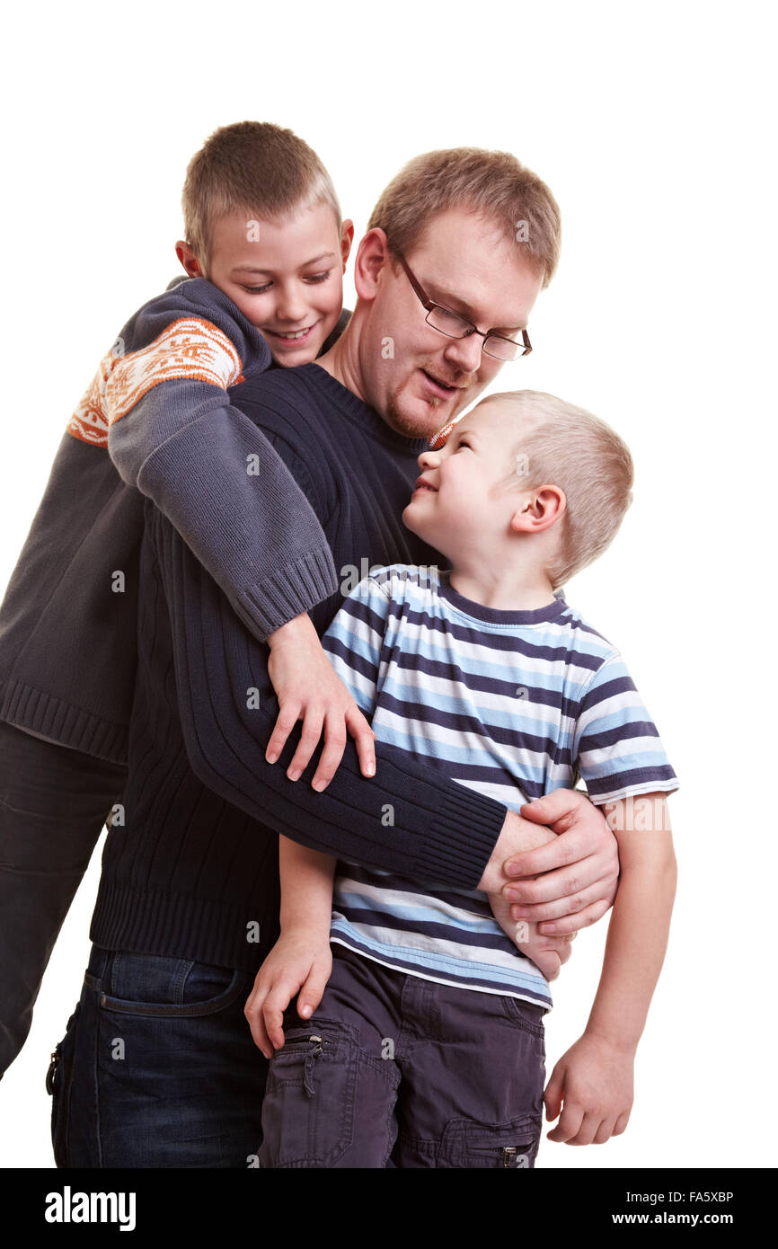 Glücklicher Vater mit seinen beiden Söhnen misshandelnd Stockfoto
