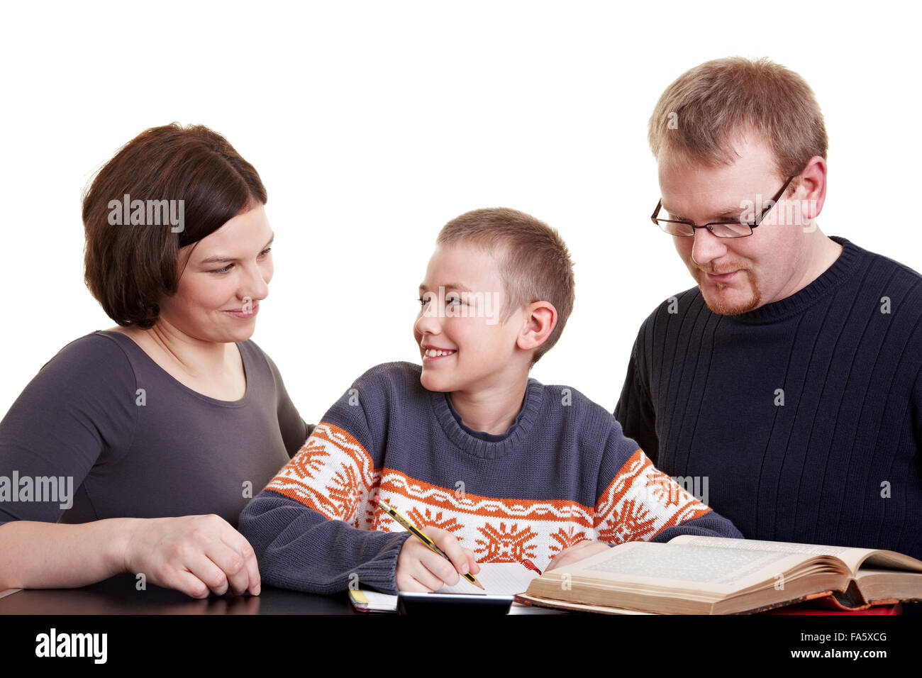 Vater und Mutter hilft Sohn, der seine Hausaufgaben Stockfoto