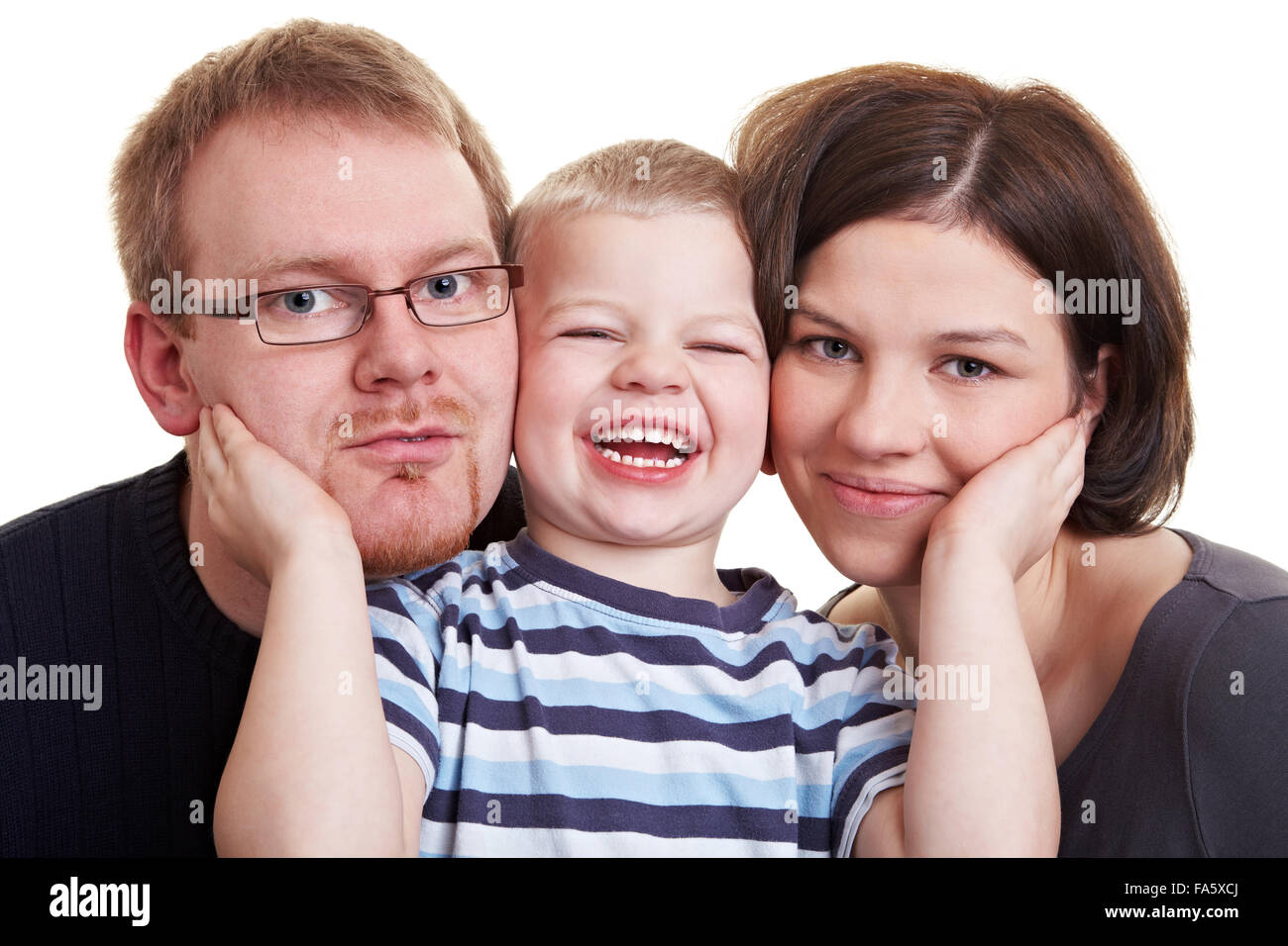 Glücklich kleiner Junge seine Eltern Wangen gegen seinen eigenen drücken Stockfoto