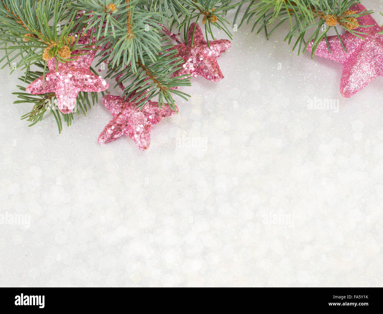 Glänzende Weihnachten Hintergrund mit rosa Ornamenten und Tanne Stockfoto