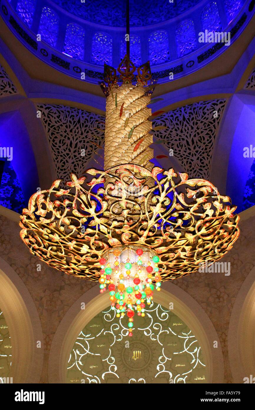 Kronleuchter in Decke innerhalb von Sheikh Zayed Grand Moschee, Abu Dhabi, Vereinigte Arabische Emirate Stockfoto
