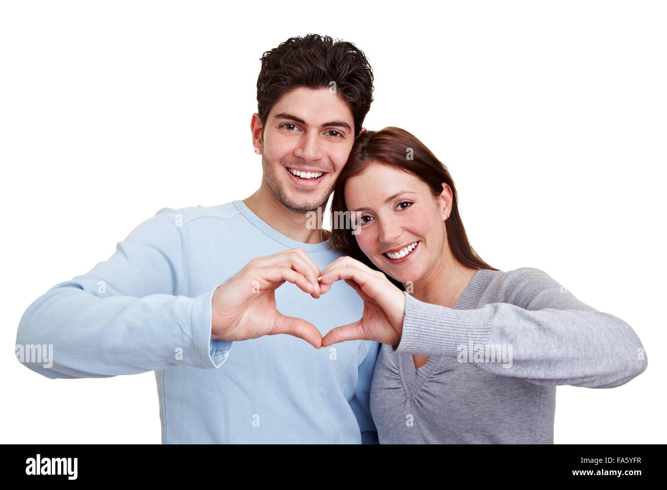Glückliches Paar in der Liebe zeigt Herz mit ihren Fingern Stockfoto