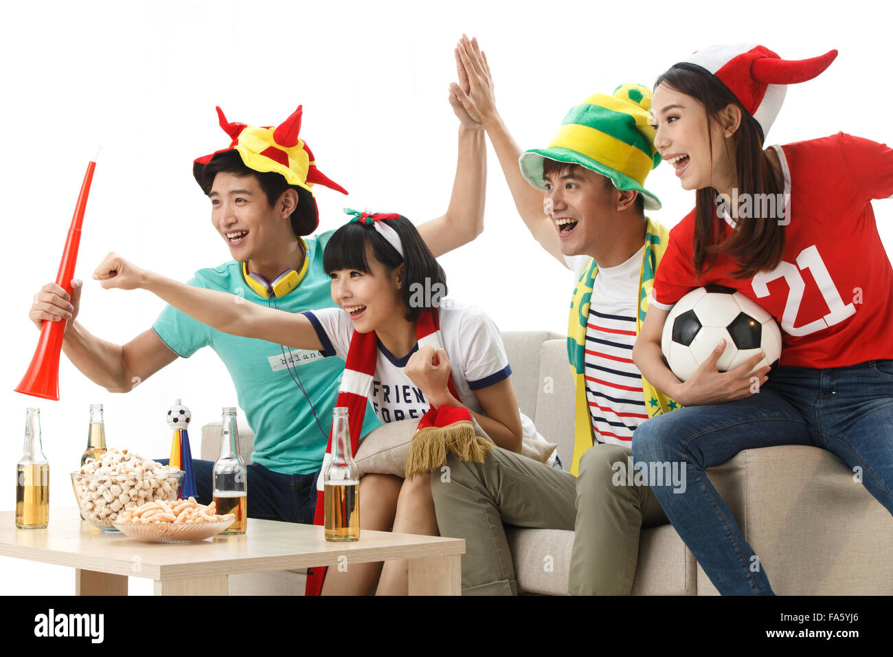 Junge Männer und Frauen beobachten Fußballspiele Stockfoto