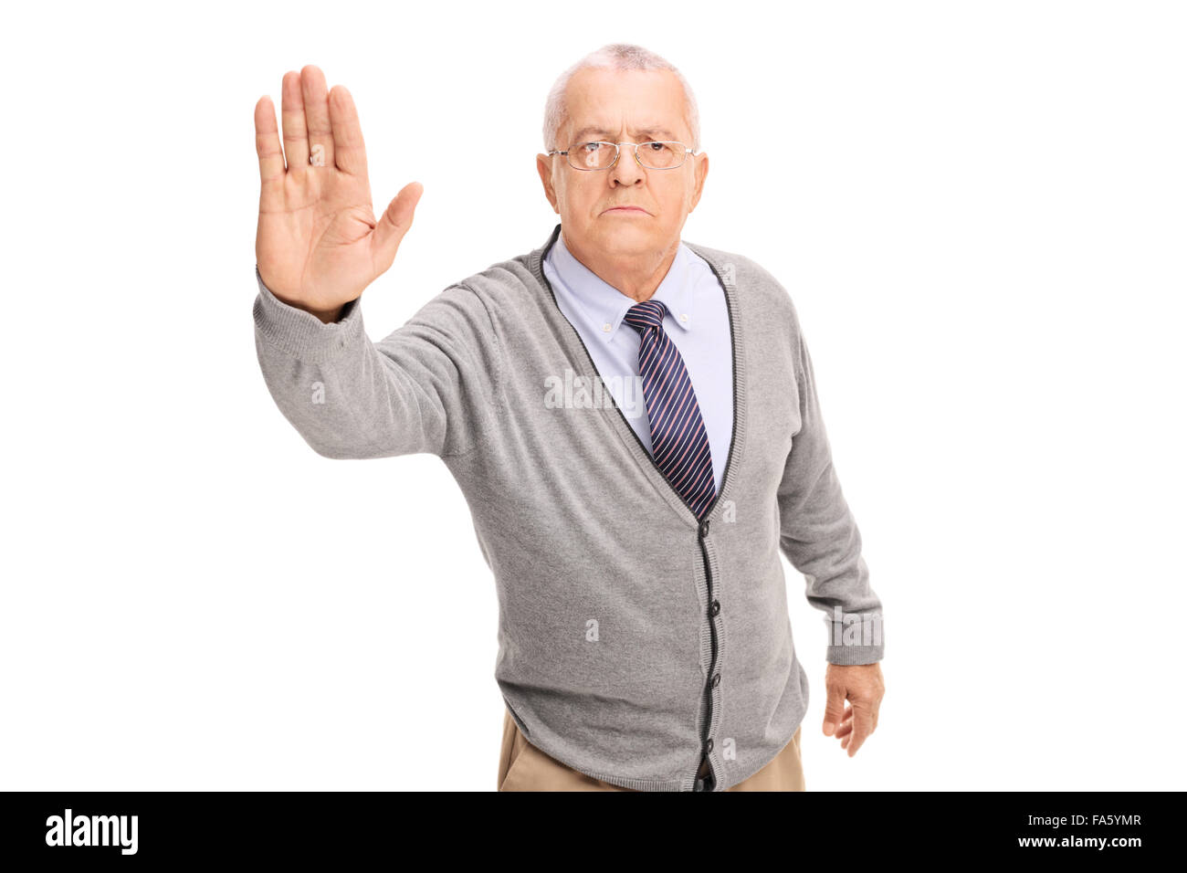 Studioaufnahme eines senior Gentleman einen Stopp Geste mit der Hand und schaut in die Kamera, die isoliert auf weißem Hintergrund Stockfoto