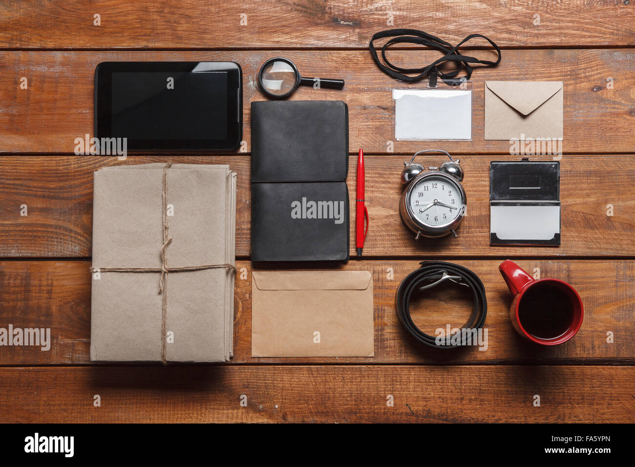 Herren Accessoires - Telefon, Uhr, Kugelschreiber, Krawatte Schmetterling, Umschläge, Partmane und Stift auf dem Holztisch Stockfoto