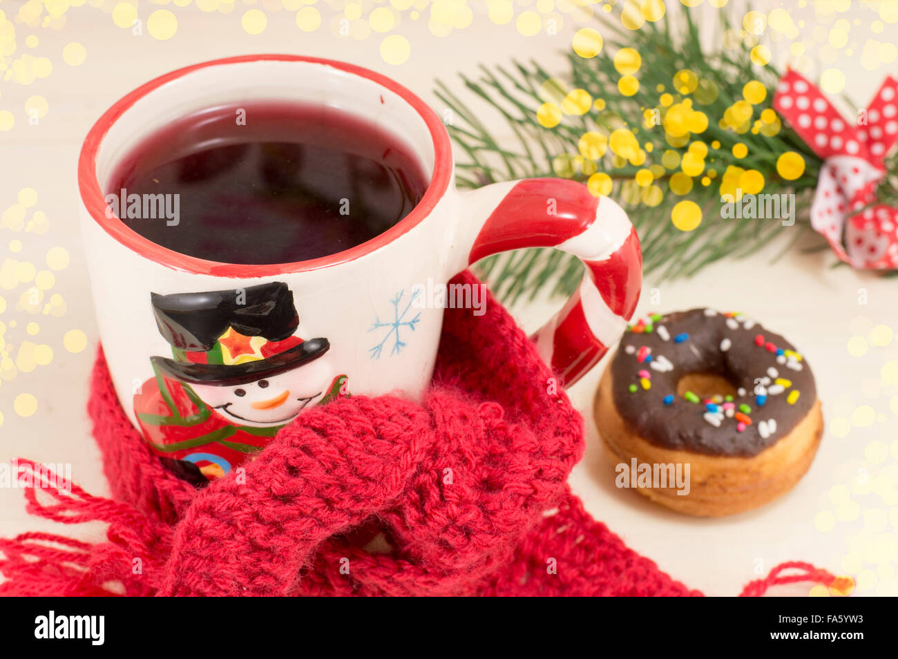 Weihnachten Tasse Tee fallenden Winter Schal mit Tanne im Hintergrund Stockfoto