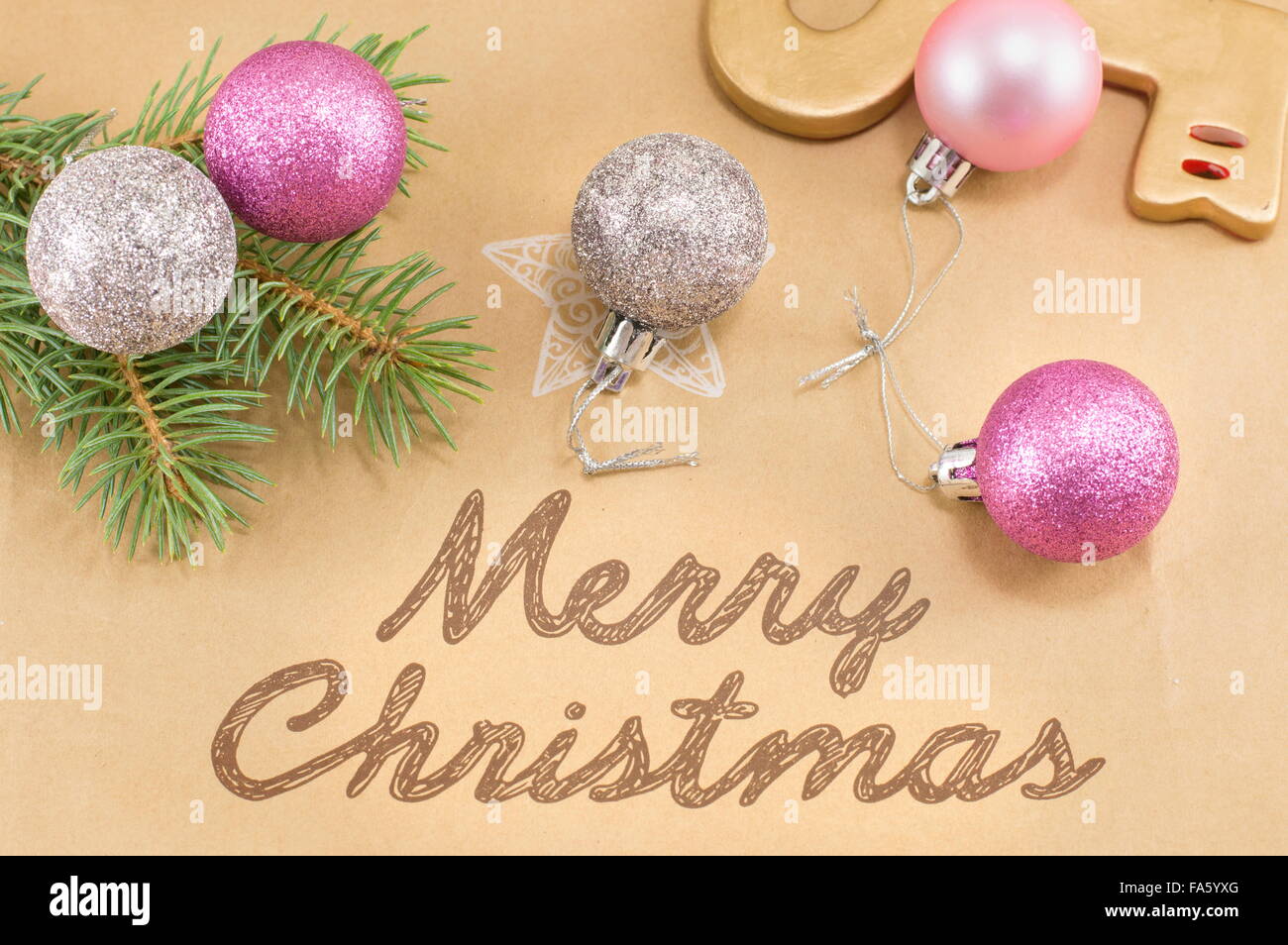Lustige Weihnachtskarte mit bunten Ornamenten und Tanne Zweig Stockfoto