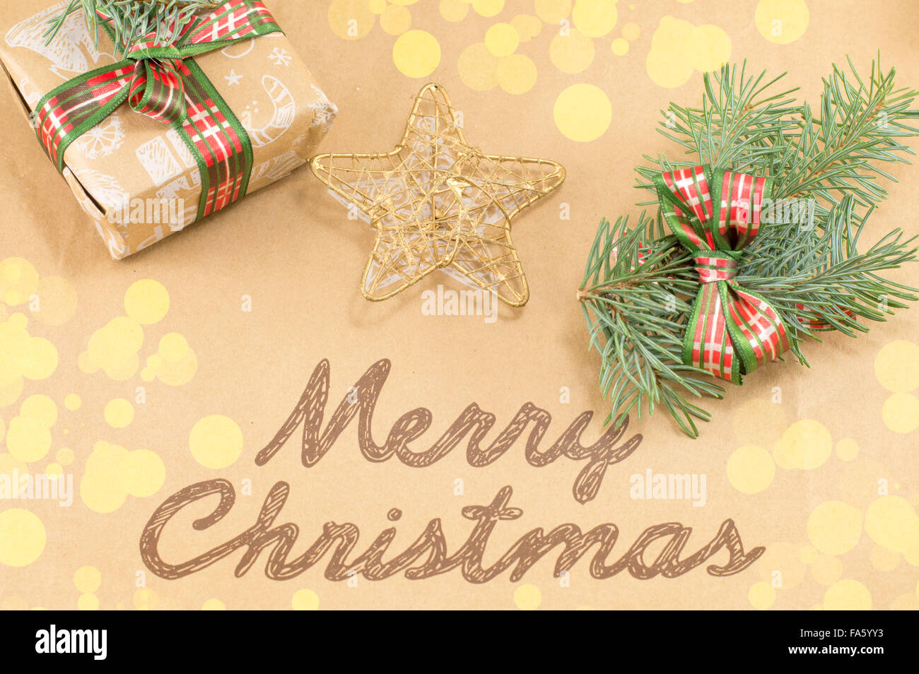 Hausgemachtes Weihnachtsgebäck mit präsent-Box und Tanne Baum mit Ornamenten Stockfoto