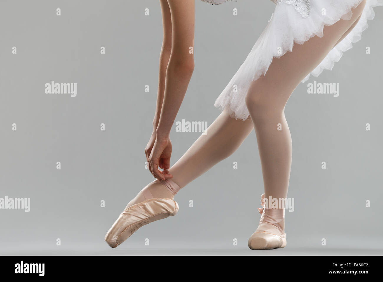 Junge Frau ist ein Ballett-Schnürsenkel Stockfoto