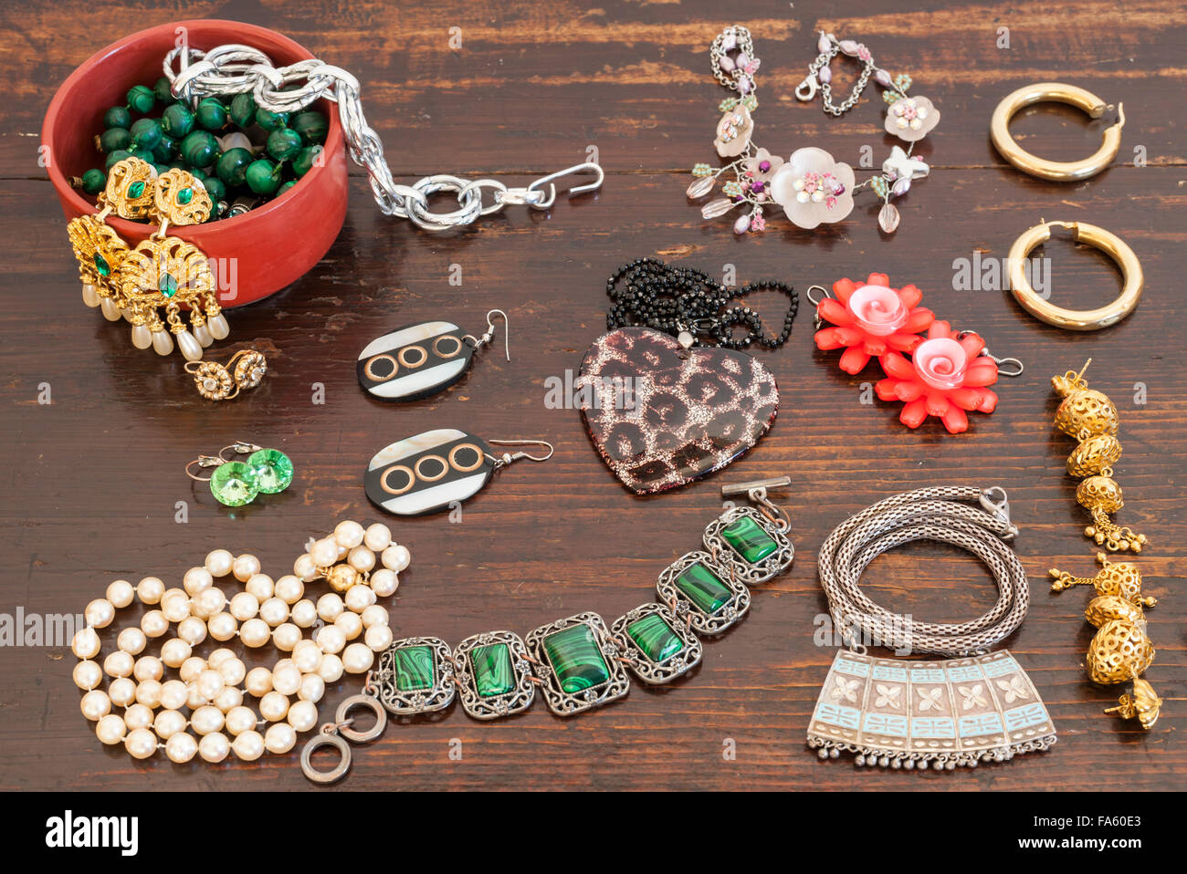Modeschmuck. Ohrringe, Halsketten, Armbänder. Accessoires für Damen Stockfoto