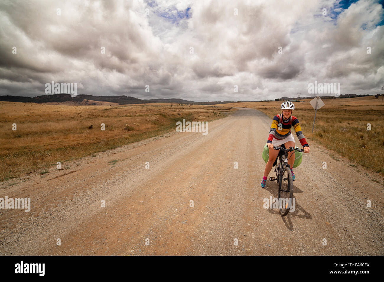 Mädchen mit dem Fahrrad durch die australische Landschaft Stockfoto