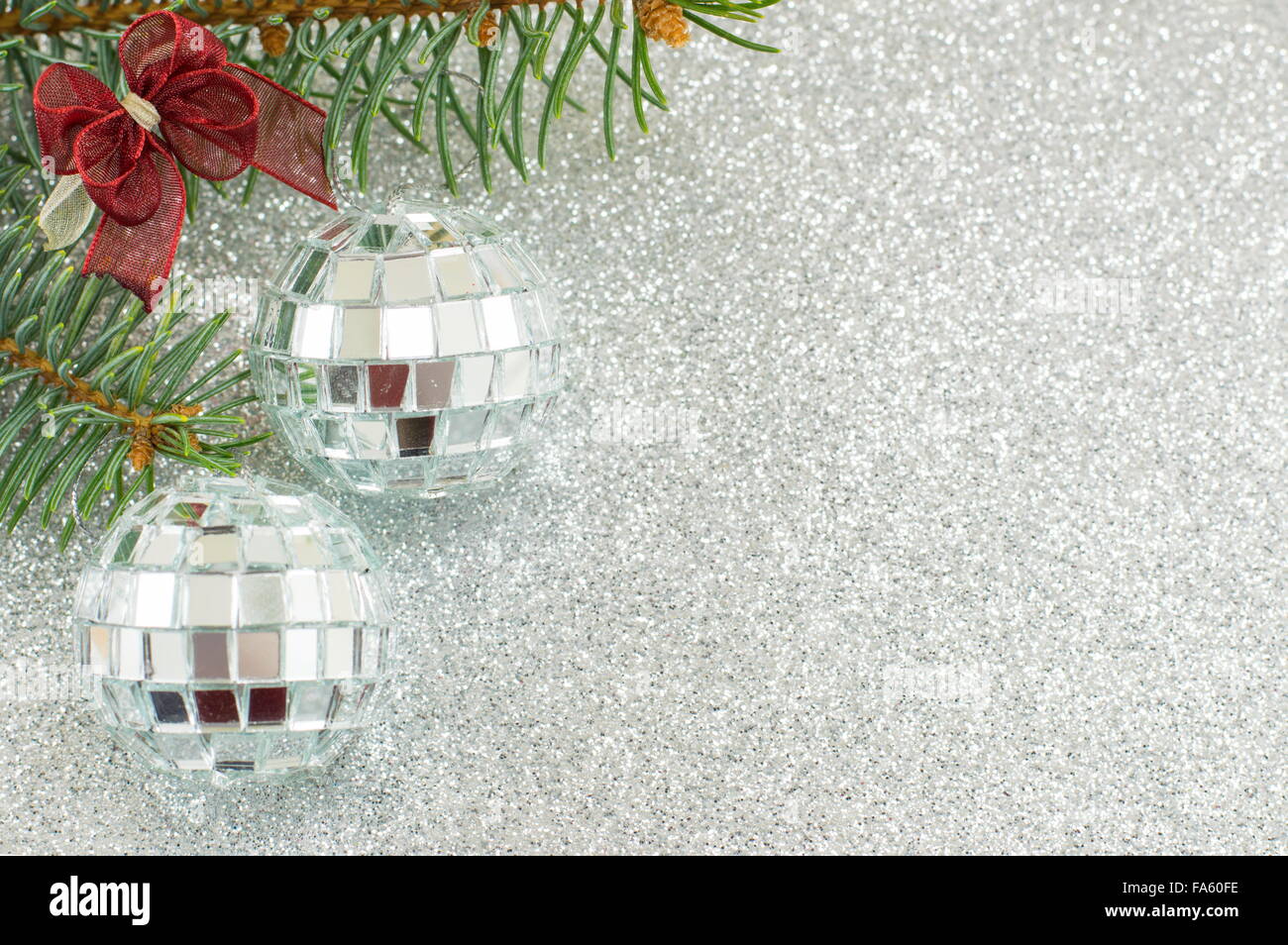 Disco-Kugel Ornament und Tanne Weihnachtsbaum auf glänzenden glitzernden Hintergrund Stockfoto
