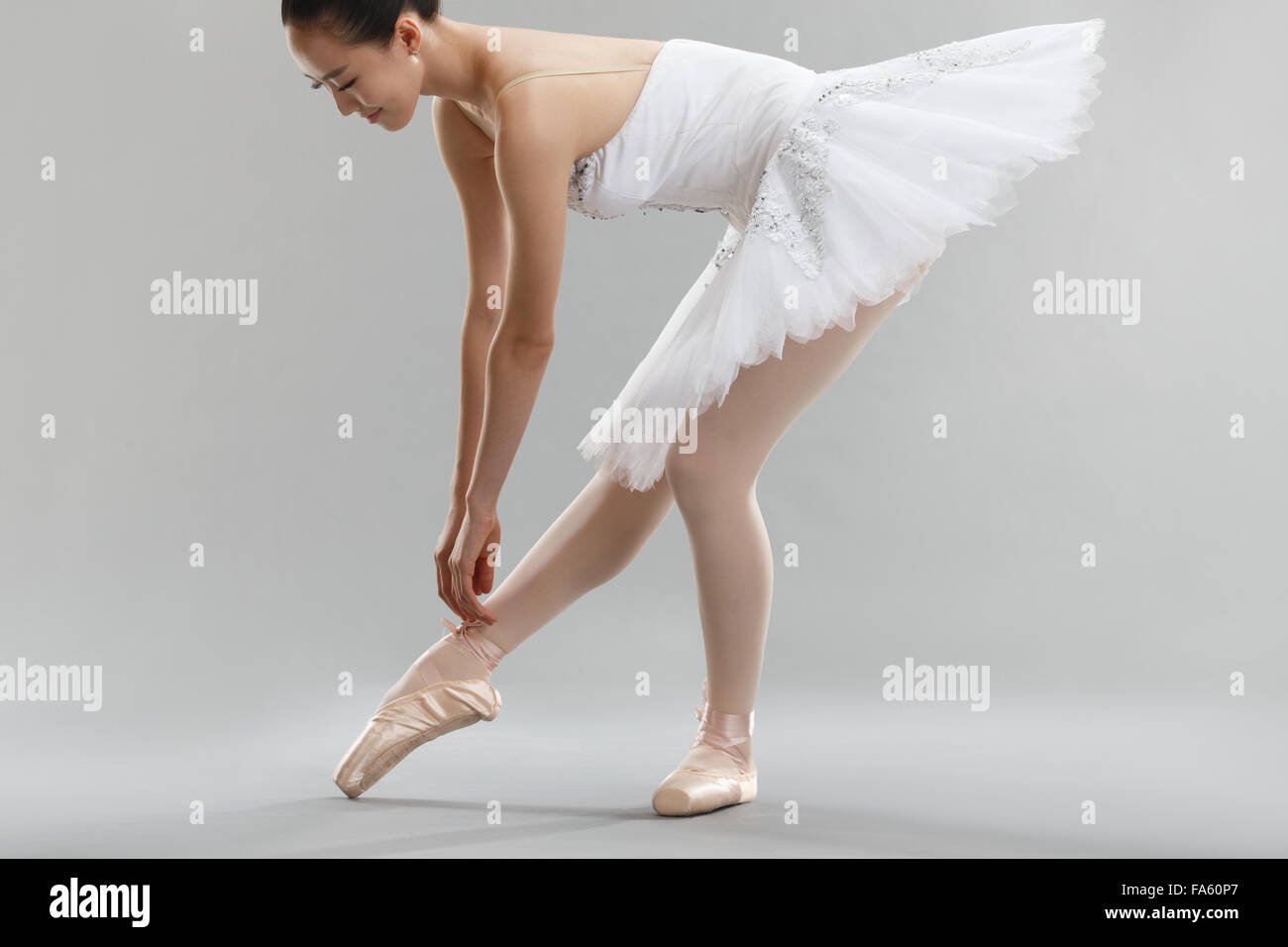 Junge Frau ist ein Ballett-Schnürsenkel Stockfoto