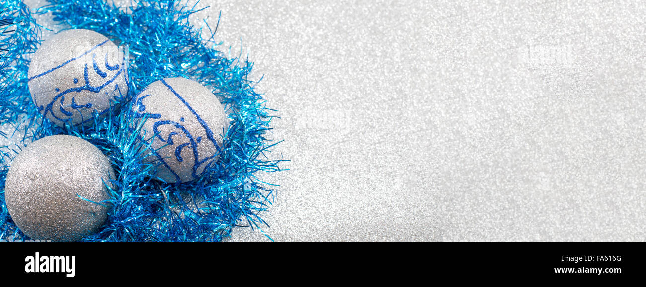 Blue Christmas Ornaments und Tanne Baum Banner mit Platz für text Stockfoto
