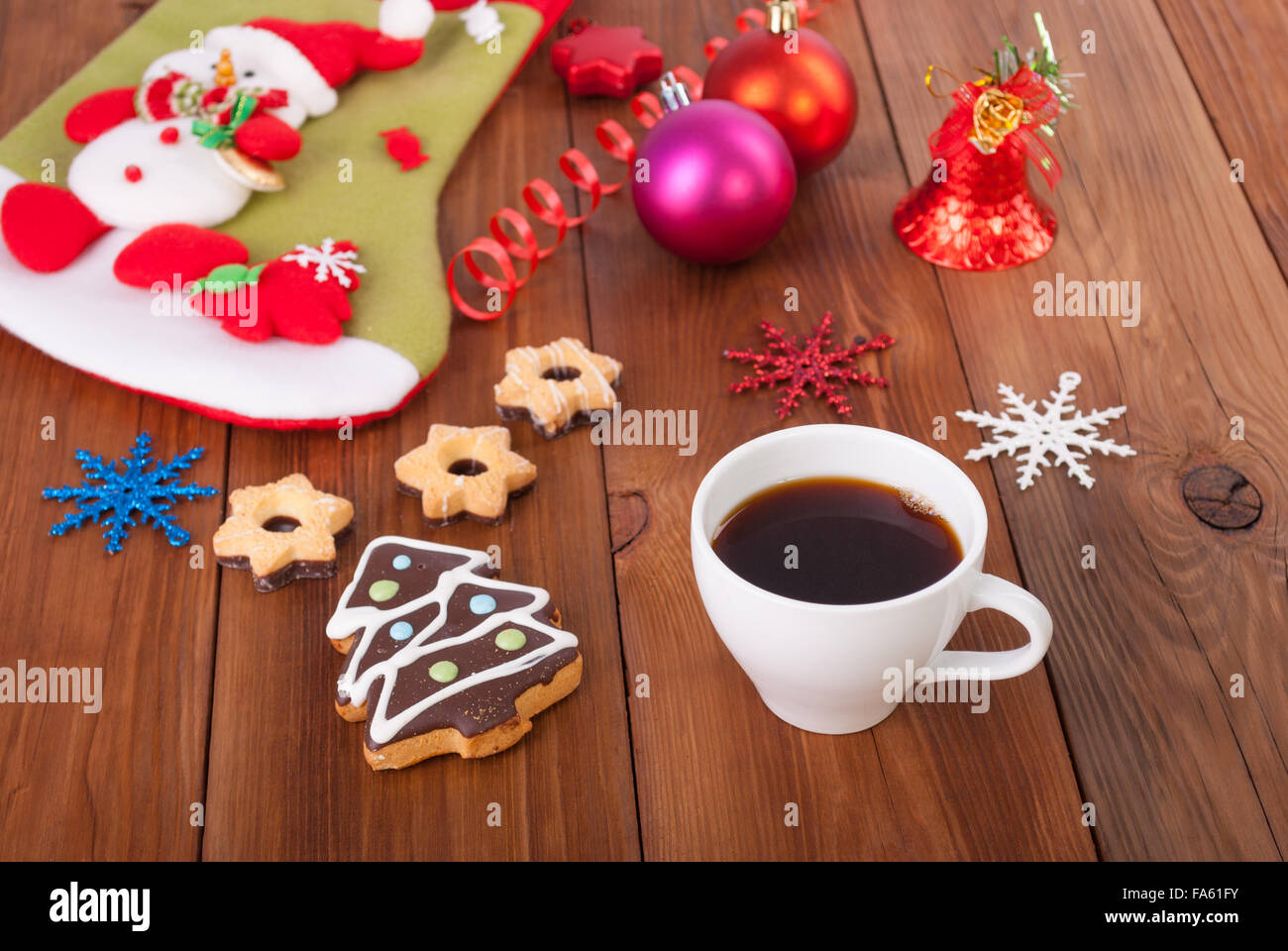 Tasse Kaffee Cookies Weihnachtsspielzeug auf einem Holztisch. Stockfoto
