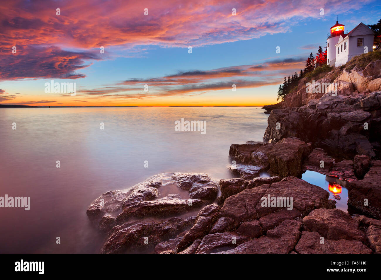 Der Bass Harbor Head Leuchtturm im Acadia National Park, Maine, USA. In der Abenddämmerung nach einem spektakulären Sonnenuntergang fotografiert. Stockfoto