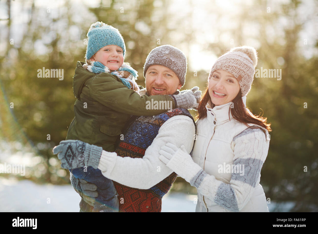 Happy Family im Winterbekleidung-outdoor-Freizeit genießen Stockfoto