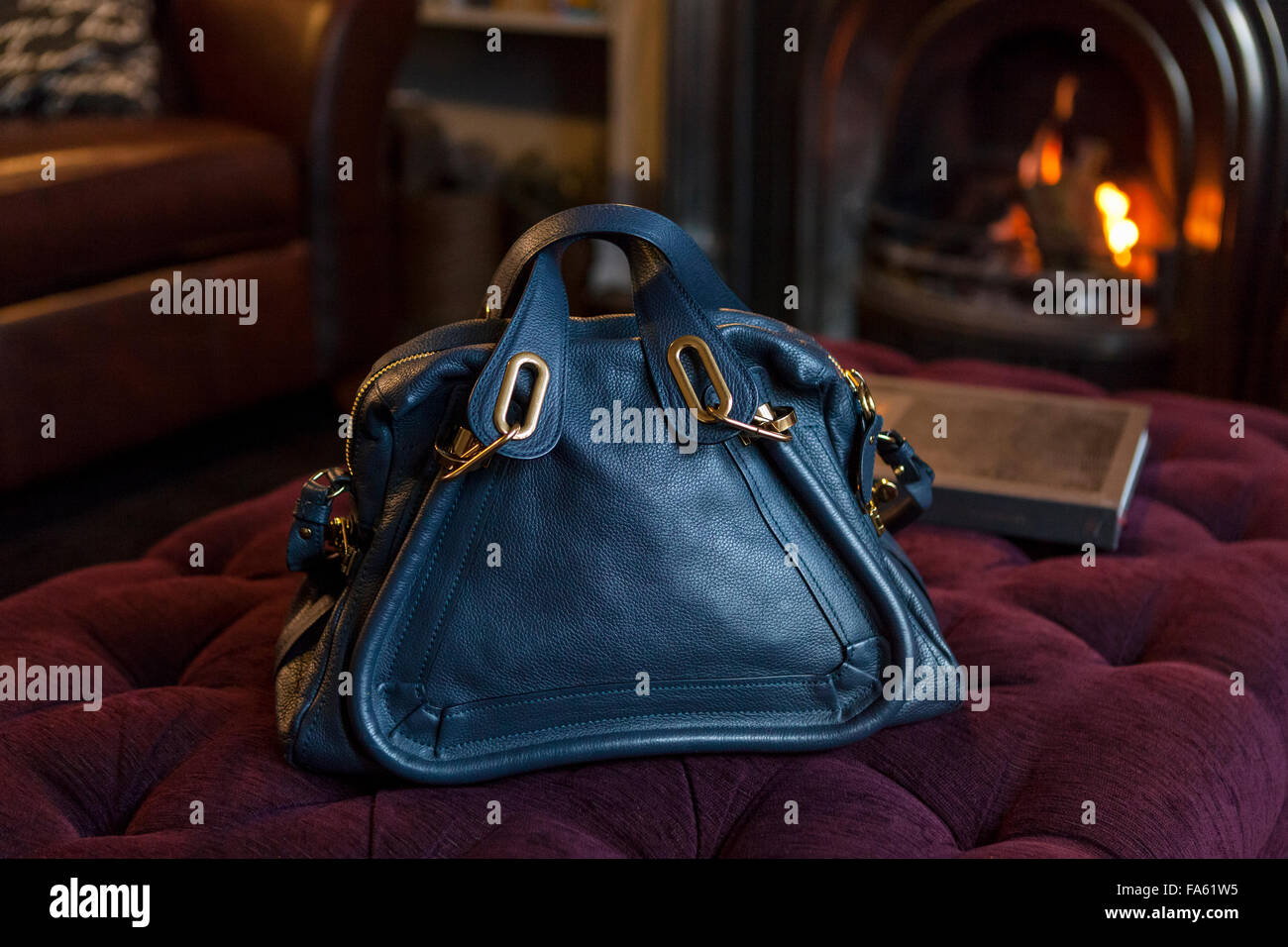 Chloe Paraty dunkelblaue Handtasche Stockfotografie - Alamy