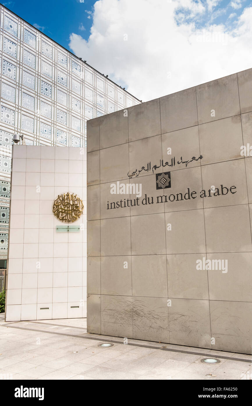 Fassade des Instituts arabische Welt zeigt die charakteristischen Motor gesteuert Sonnenschirme, Paris, Ile de France, Frankreich Stockfoto