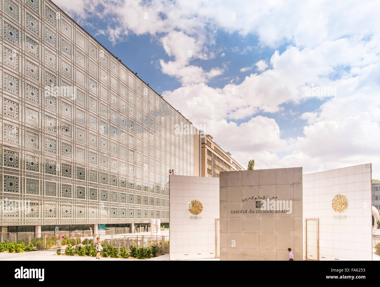 Fassade des Instituts arabische Welt zeigt die charakteristischen Motor gesteuert Sonnenschirme, Paris, Ile de France, Frankreich Stockfoto