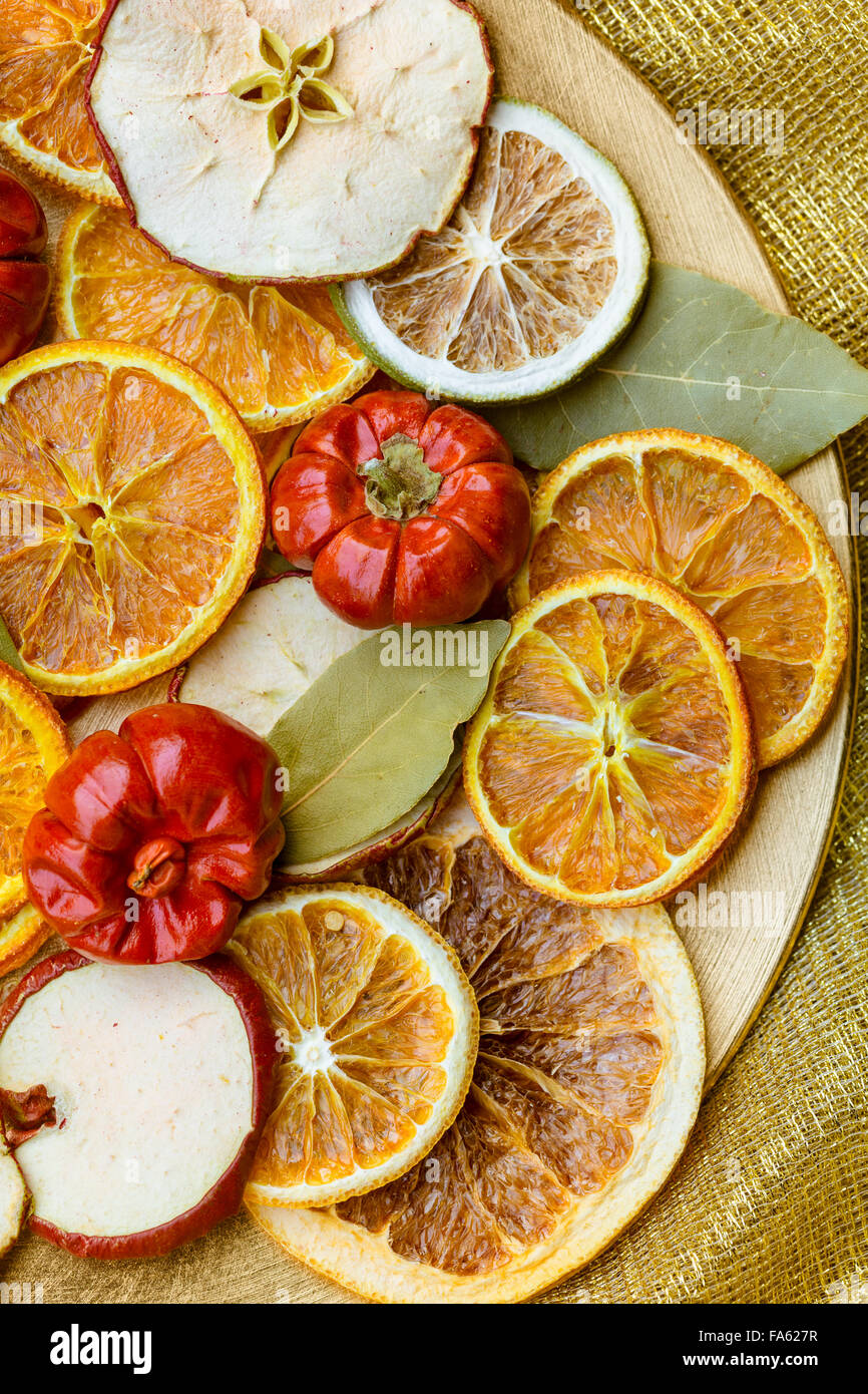 Scheiben getrocknete Orange und Früchte. Weihnachtsschmuck Stockfoto