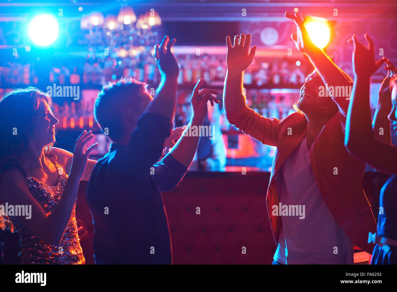 Glücklich Tänzer genießen-Disco in Nachtclub Stockfoto