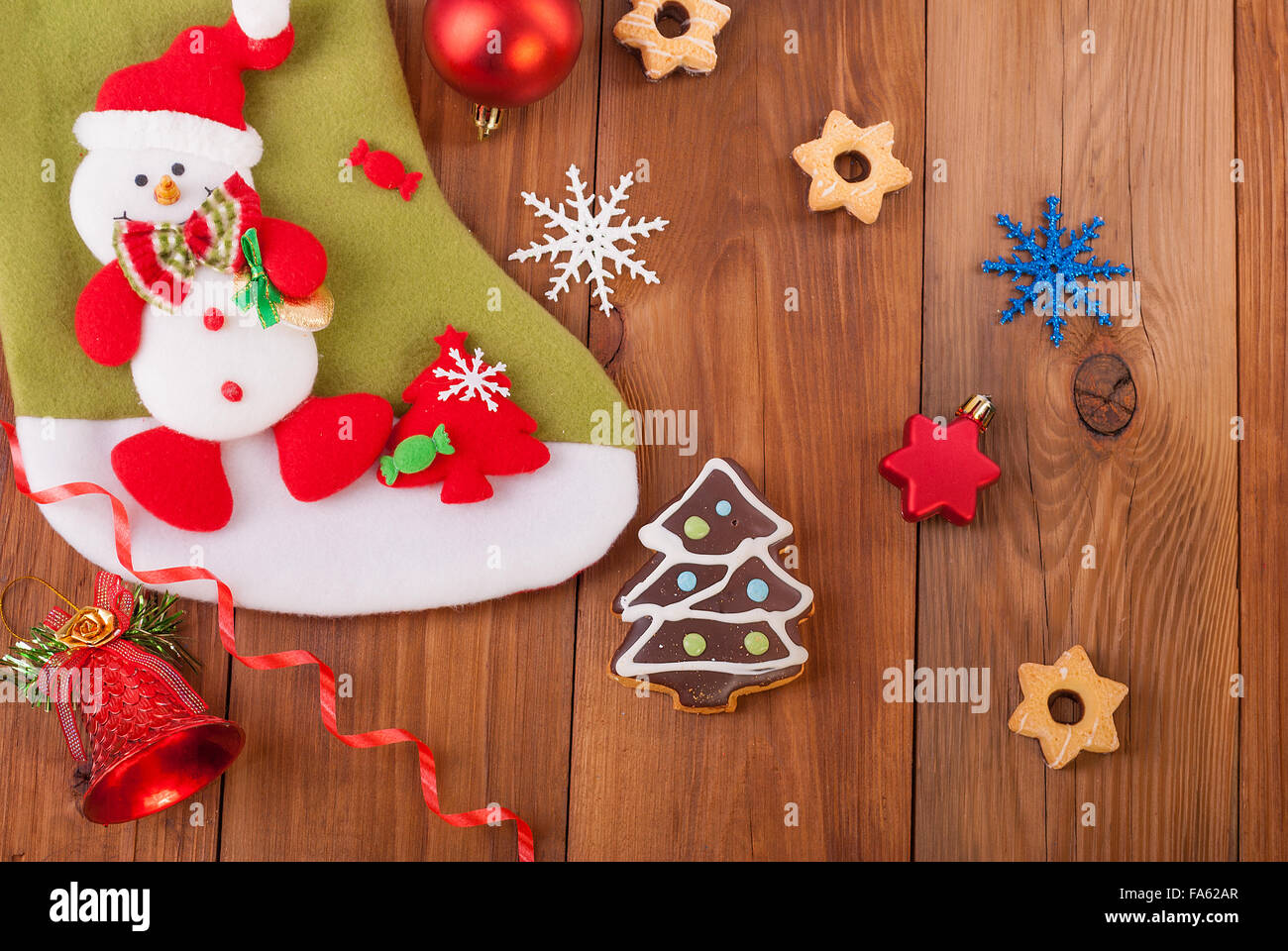 Weihnachten Spielzeug und Cookies auf einem hölzernen Hintergrund. Stockfoto