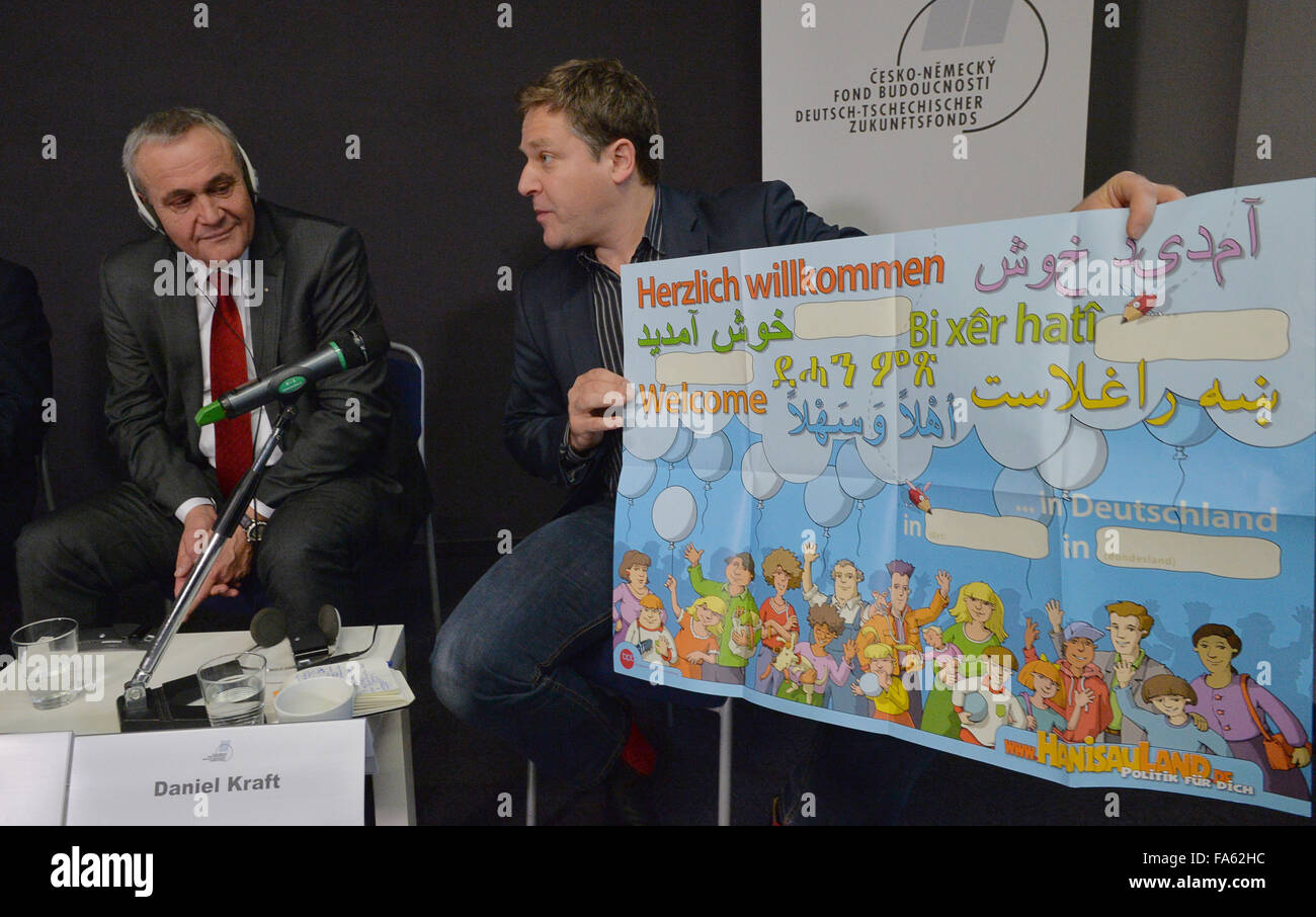 Prag, Tschechische Republik. 22. Dezember 2015. Pressekonferenz der tschechisch-deutschen Fonds für die Zukunft auf Projekte im Jahr 2016, fragt Präsentation der Ergebnisse der öffentlichen Meinung mit Schwerpunkt auf tschechisch-deutschen Beziehungen in Prag, Tschechische Republik, 22. Dezember 2015. Von links Bürgermeister von Weiden Kurt SeggewiS und Head of Communications der Bundeszentrale für politische Bildung Daniel Kraft. © Michal Dolezal/CTK Foto/Alamy Live-Nachrichten Stockfoto