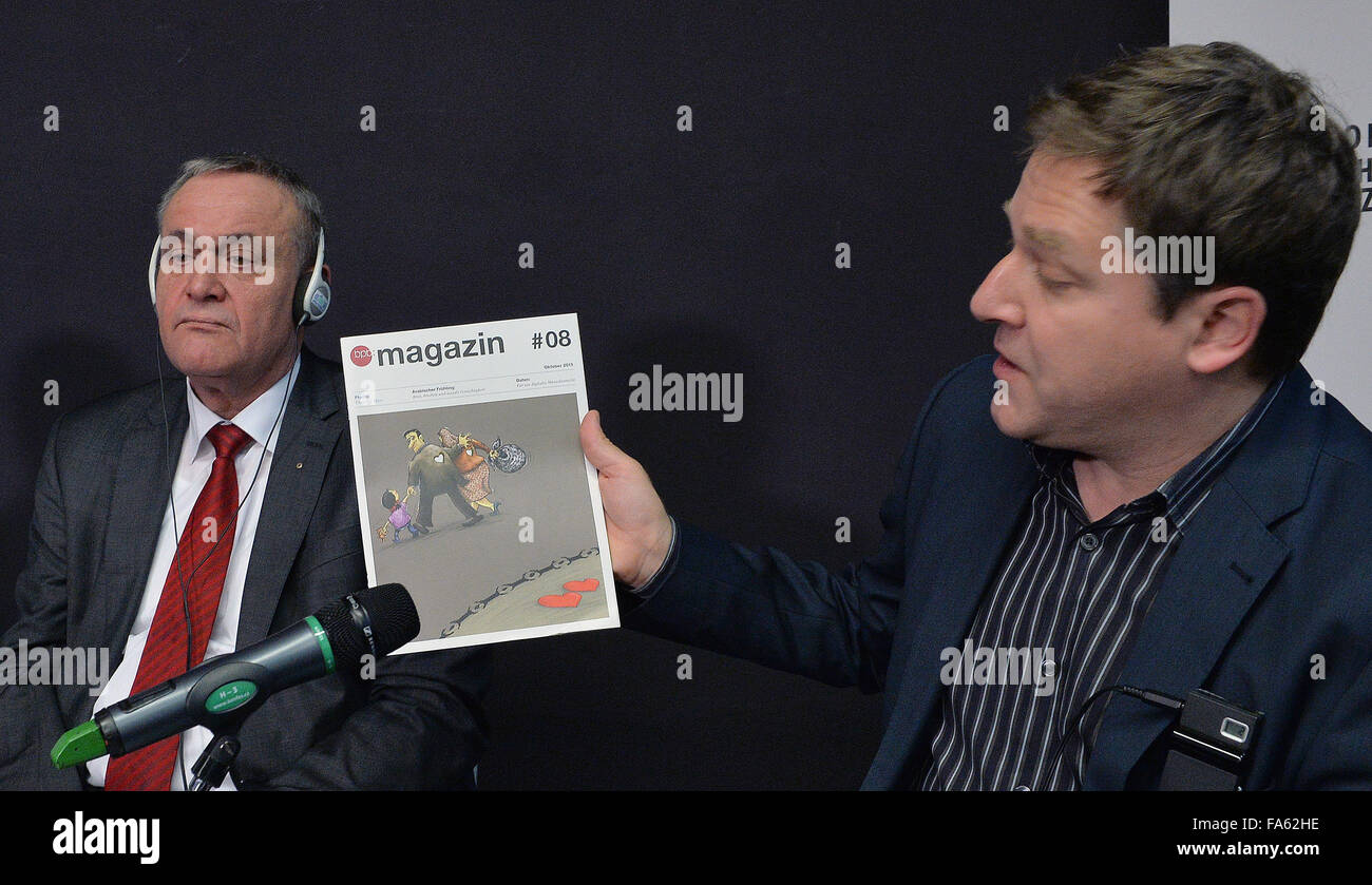 Prag, Tschechische Republik. 22. Dezember 2015. Pressekonferenz der tschechisch-deutschen Fonds für die Zukunft auf Projekte im Jahr 2016, fragt Präsentation der Ergebnisse der öffentlichen Meinung mit Schwerpunkt auf tschechisch-deutschen Beziehungen in Prag, Tschechische Republik, 22. Dezember 2015. Von links Bürgermeister von Weiden Kurt SeggewiS und Head of Communications der Bundeszentrale für politische Bildung Daniel Kraft. © Michal Dolezal/CTK Foto/Alamy Live-Nachrichten Stockfoto