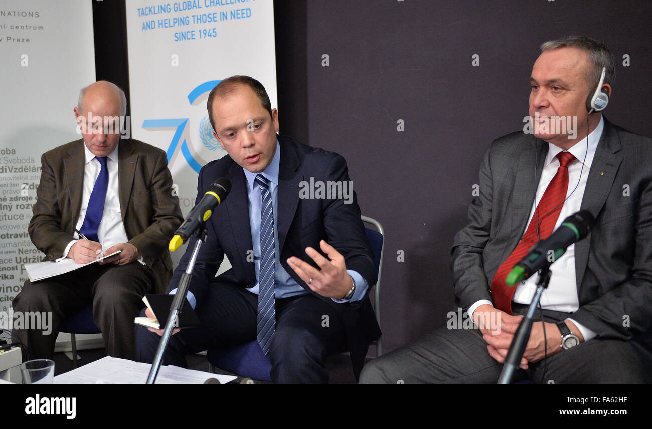Prag, Tschechische Republik. 22. Dezember 2015. Pressekonferenz der tschechisch-deutschen Fonds für die Zukunft auf Projekte im Jahr 2016, fragt Präsentation der Ergebnisse der öffentlichen Meinung mit Schwerpunkt auf tschechisch-deutschen Beziehungen in Prag, Tschechische Republik, 22. Dezember 2015. Vom linken Pavel Fischer STEM Agentur, Tschechische Geschäftsführer des Deutsch-Tschechischen Fund für die Zukunft Tomas Jelinek und Bürgermeister von Weiden Kurt SeggewiS. © Michal Dolezal/CTK Foto/Alamy Live-Nachrichten Stockfoto