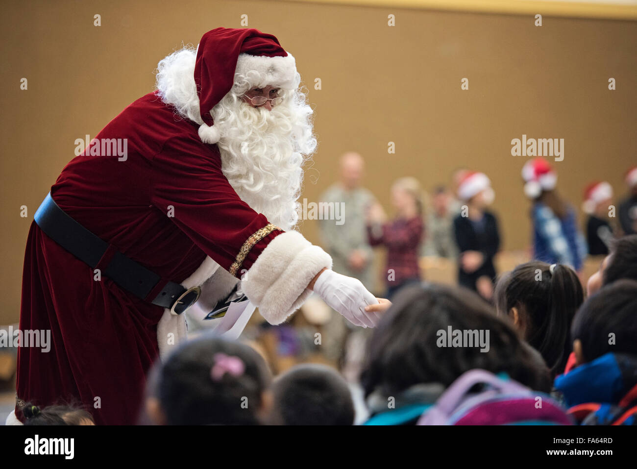 Santa Claus grüßt Native Alaskan Kinder während eines Besuchs in abgelegenen Dörfern im Rahmen der Operation Santa Claus 16. Oktober 2015 in Savoonga, Alaska. Das Programm hat seit 59 Jahren statt und bringt Weihnachtsstimmung in unterversorgten, abgelegenen Dörfern quer durch Alaska. Stockfoto