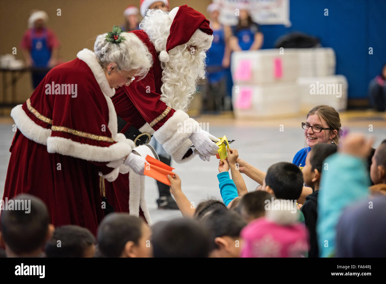 Santa Claus und Mrs. Claus Grüße Native Alaskan Kinder während eines Besuchs in abgelegenen Dörfern im Rahmen der Operation Santa Claus 16. Oktober 2015 in Savoonga, Alaska. Das Programm hat seit 59 Jahren statt und bringt Weihnachtsstimmung in unterversorgten, abgelegenen Dörfern quer durch Alaska. Stockfoto