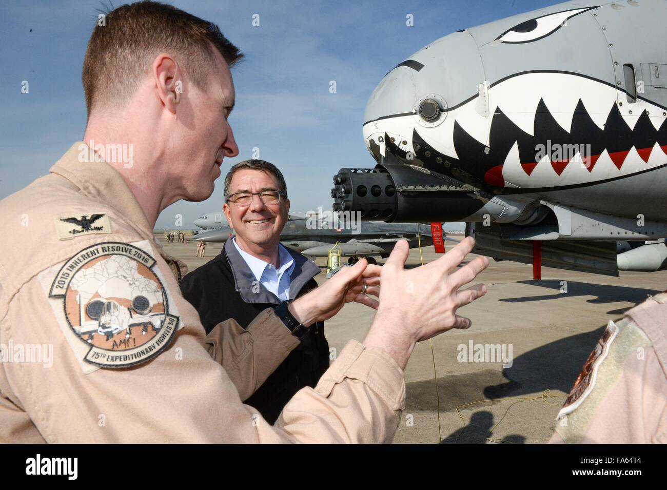 US-Verteidigungsminister Ashton Carter ist eine Tour durch das a-10 Warthog Flugzeug während eines Besuchs in Incirlik Air Base Flightline 15. Dezember 2015 in Incirlik, Türkei gegeben. Die US-Luftwaffe fliegt Missionen gegen den islamischen Staat von Incirlik für Betrieb innewohnende zu beheben. Stockfoto